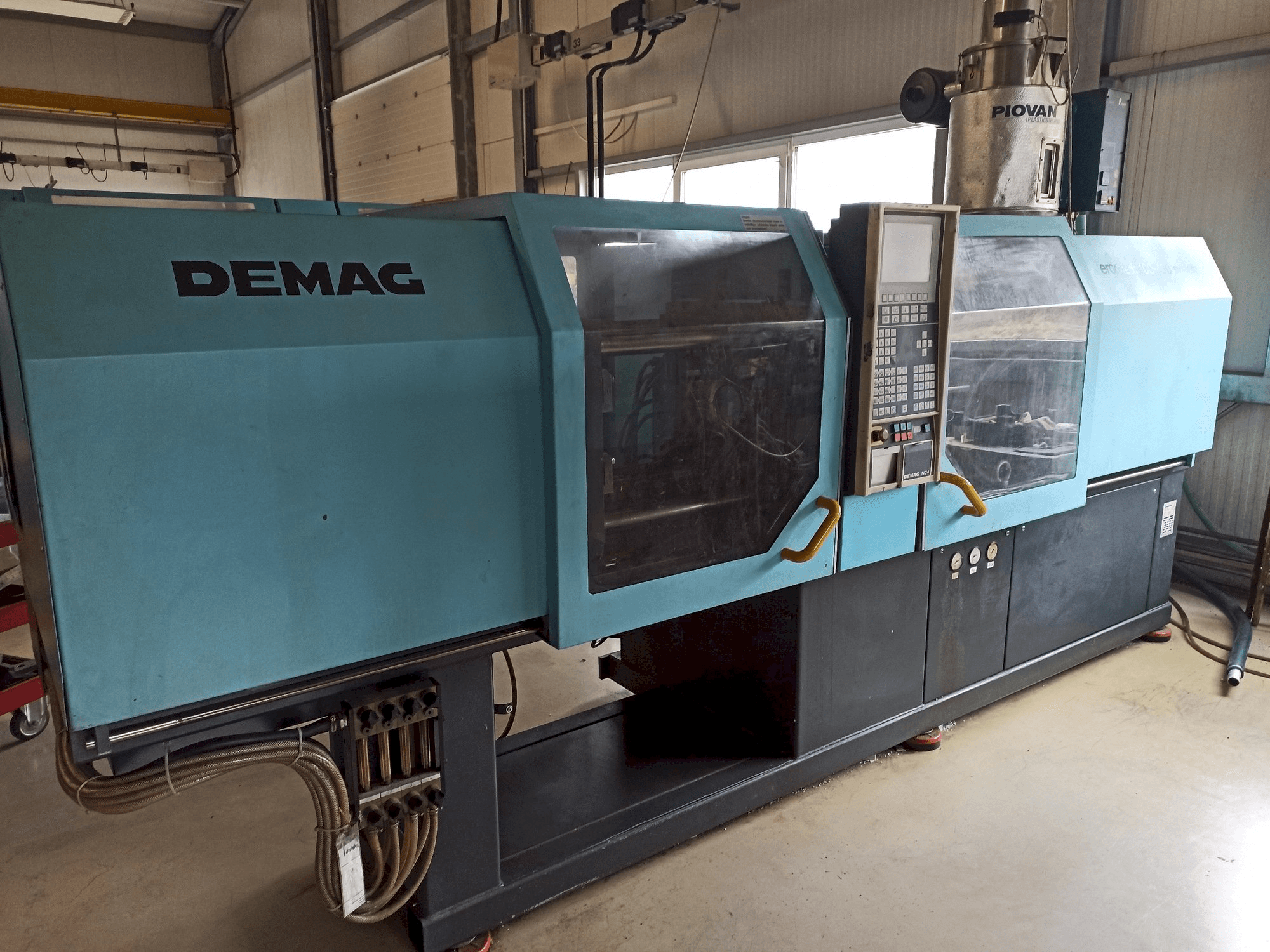 DEMAG Ergotech 150-610 Compact-maskinen sedd från vänster sida