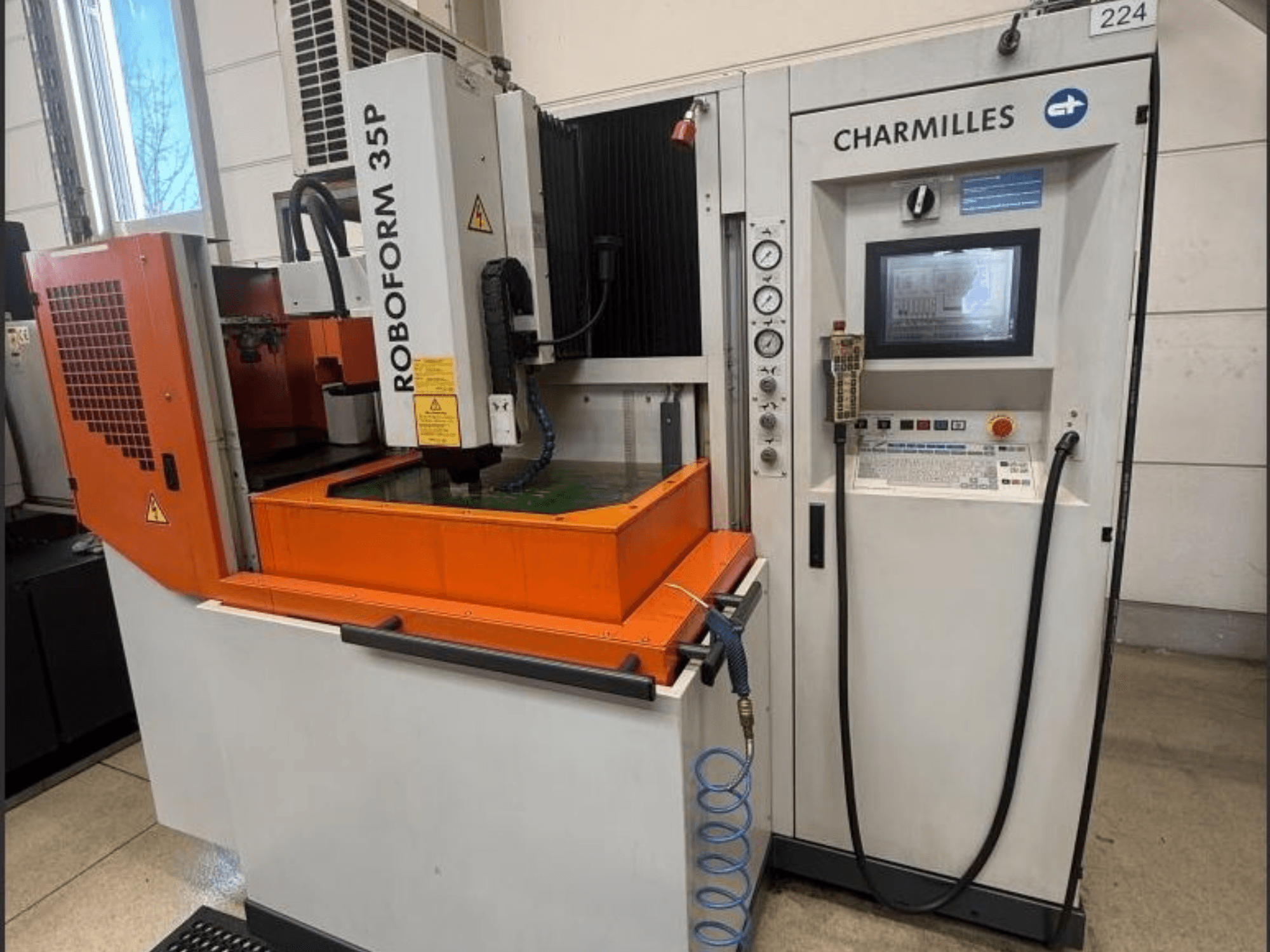 Charmilles ROBOFORM 35P sänkgnistmaskin, vy framifrån med kontrollpanel, portal och vätsketank i drift.