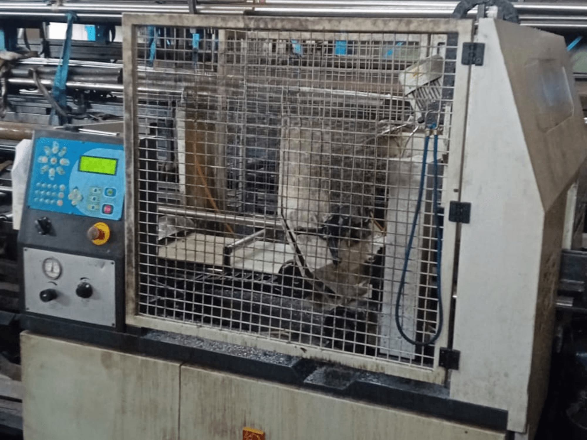 Metallbandsåg Macc 381 AV, vy framifrån, visar kontrollpanel, säkerhetsbur och metallbearbetningsrester på basen.