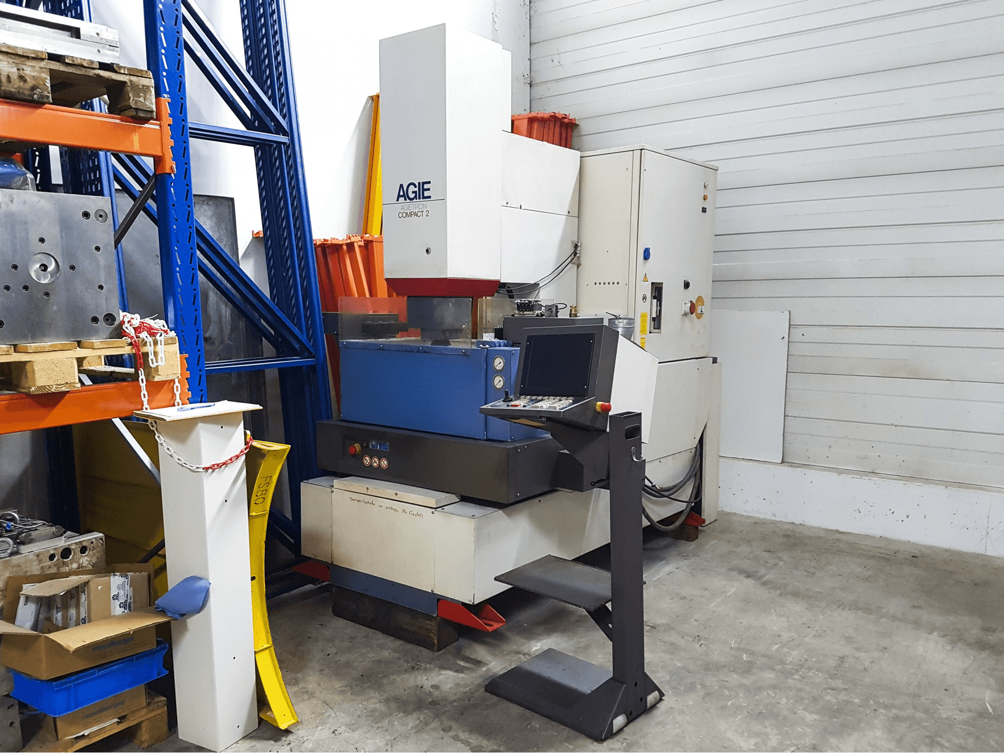 AGIE-maskinen sedd från högerAGIETRON Compact 2