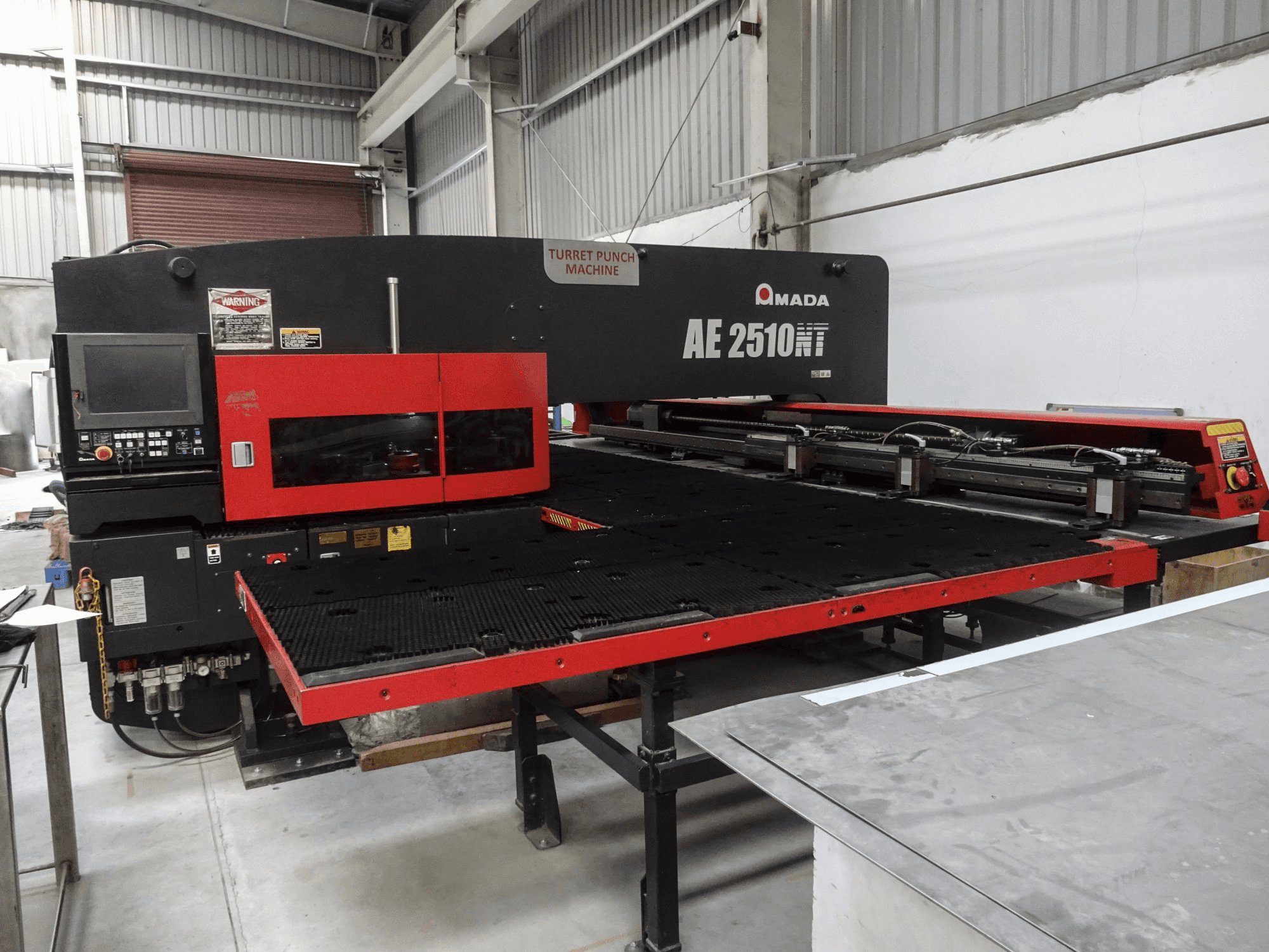 AMADA-maskinen framifrånAE 2510NT