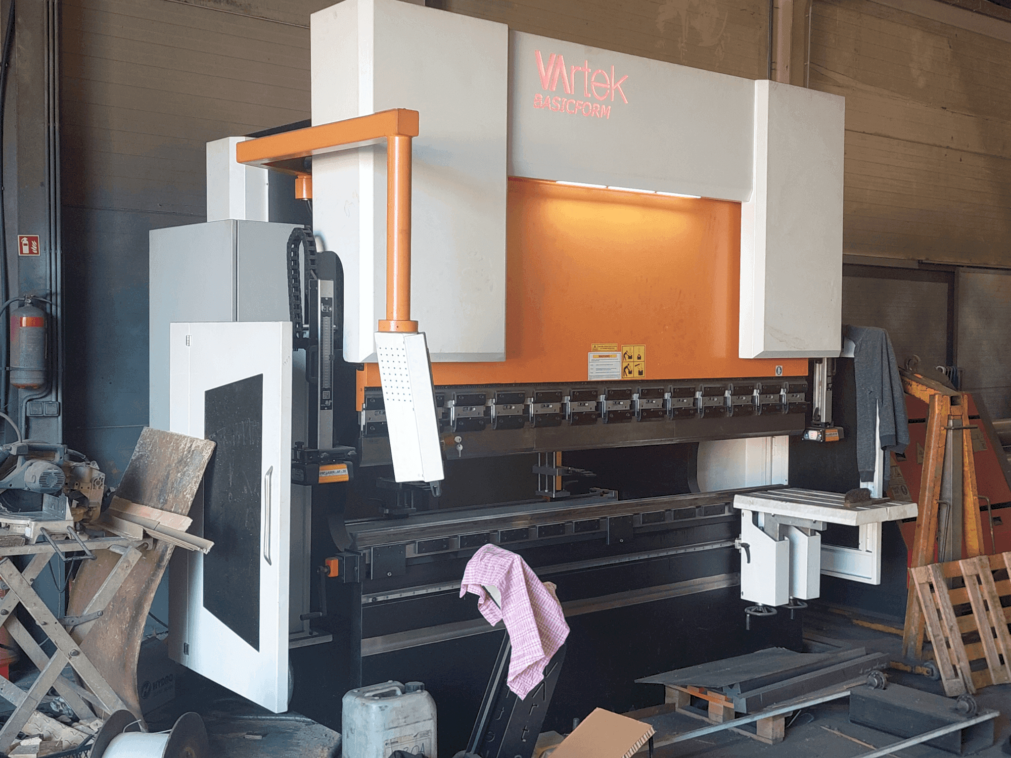 VARTEK BasicForm 2600 / 135 CNC-maskinen framifrån