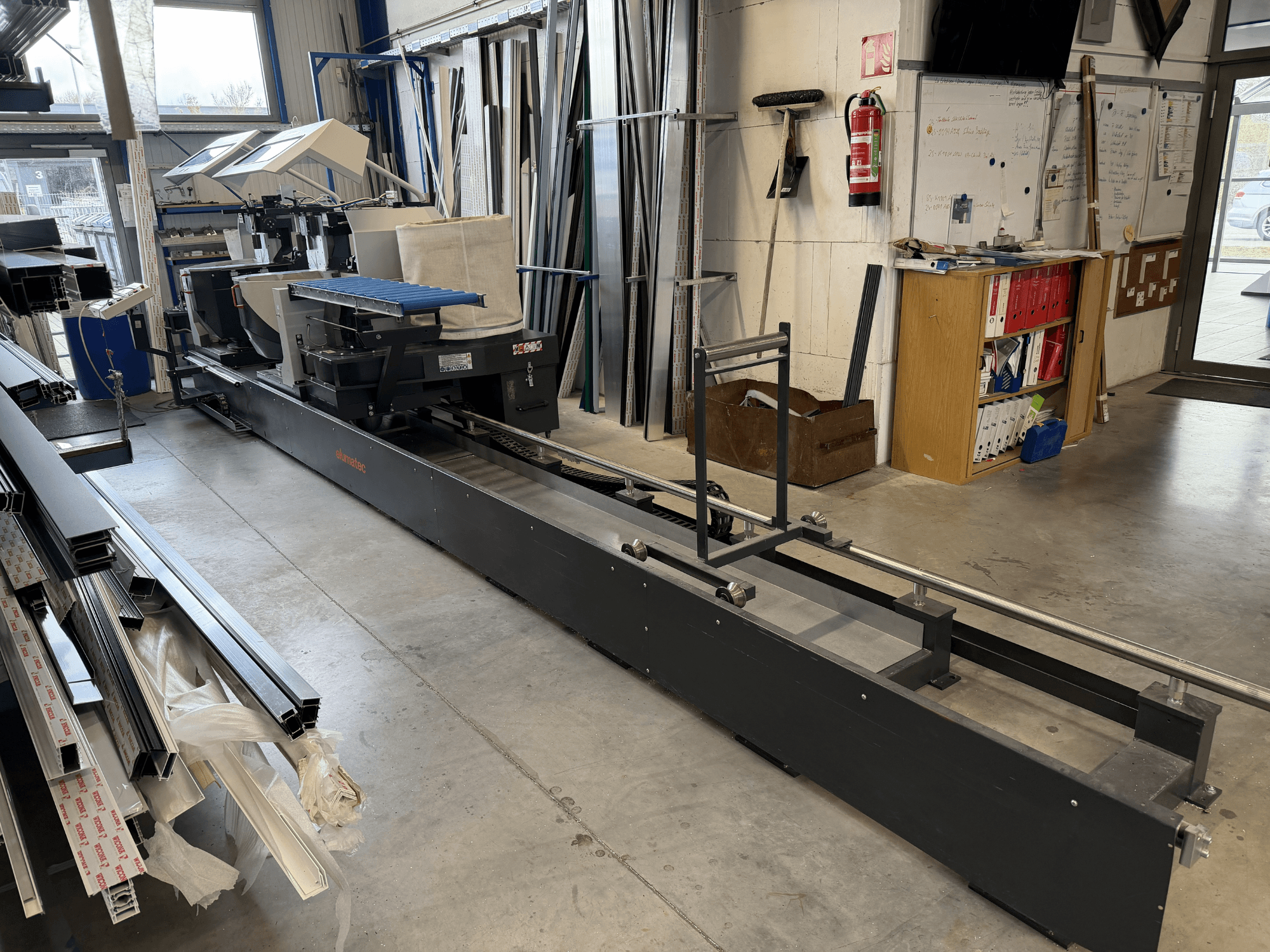 Elumatec DG 244 metallcirkelsåg, sedd från sidan, med elegant design och justerbara kapkomponenter.