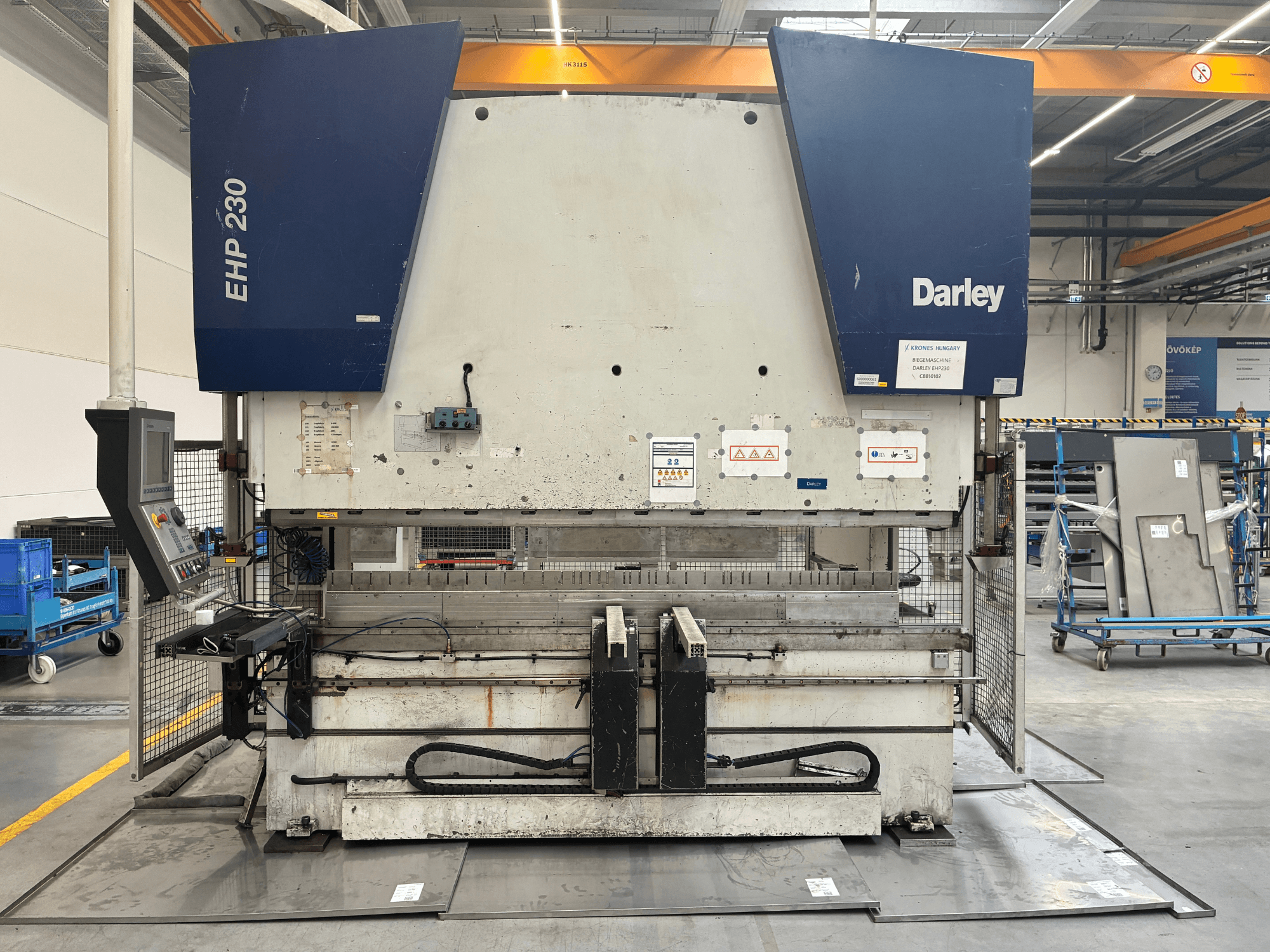 Darley EHP-LS 230.31/25 hydraulisk press framifrån, med kontrollpanel och säkerhetsetiketter.