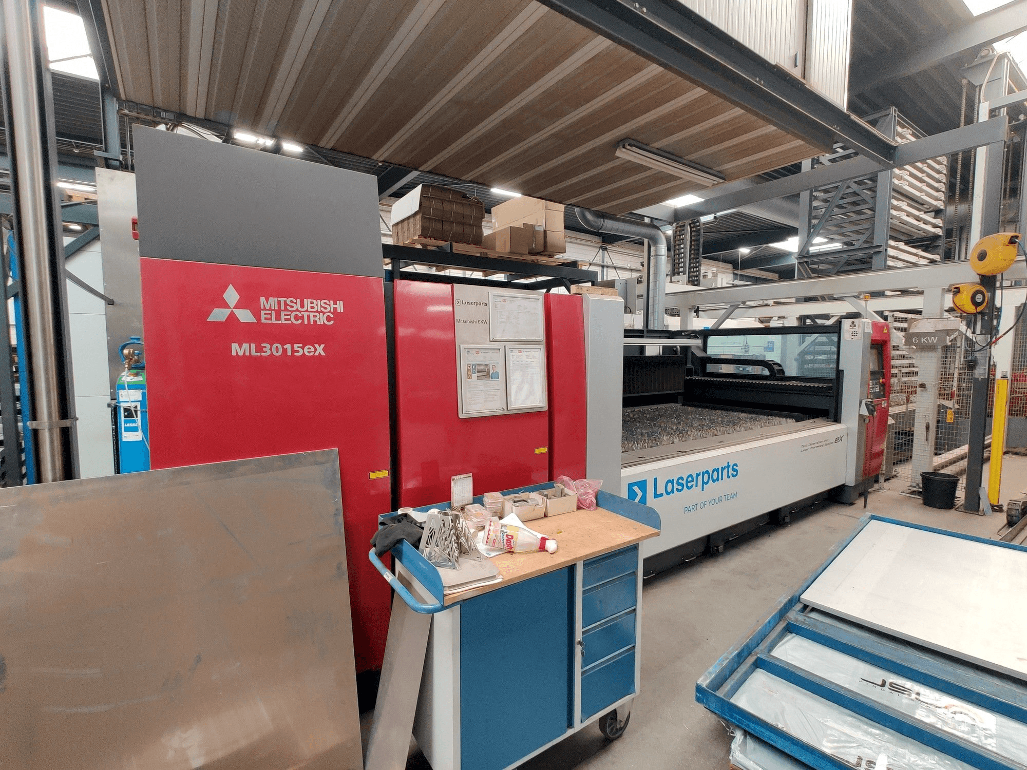 Mitsubishi ML3015eX(S2)-60XF-maskinen sedd från vänster