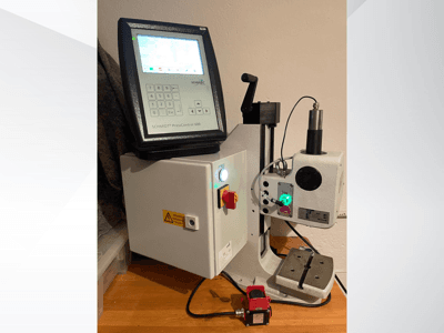 SCHMIDT® PressControl 600, framifrån, visar kontrollpanel, strömbrytare och hydraulisk press med säkerhetsfunktioner.