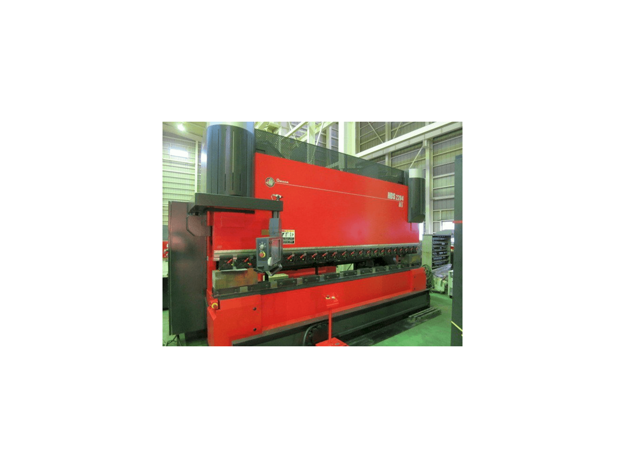 AMADA HDS 2204NT-maskinen sedd från vänster sida