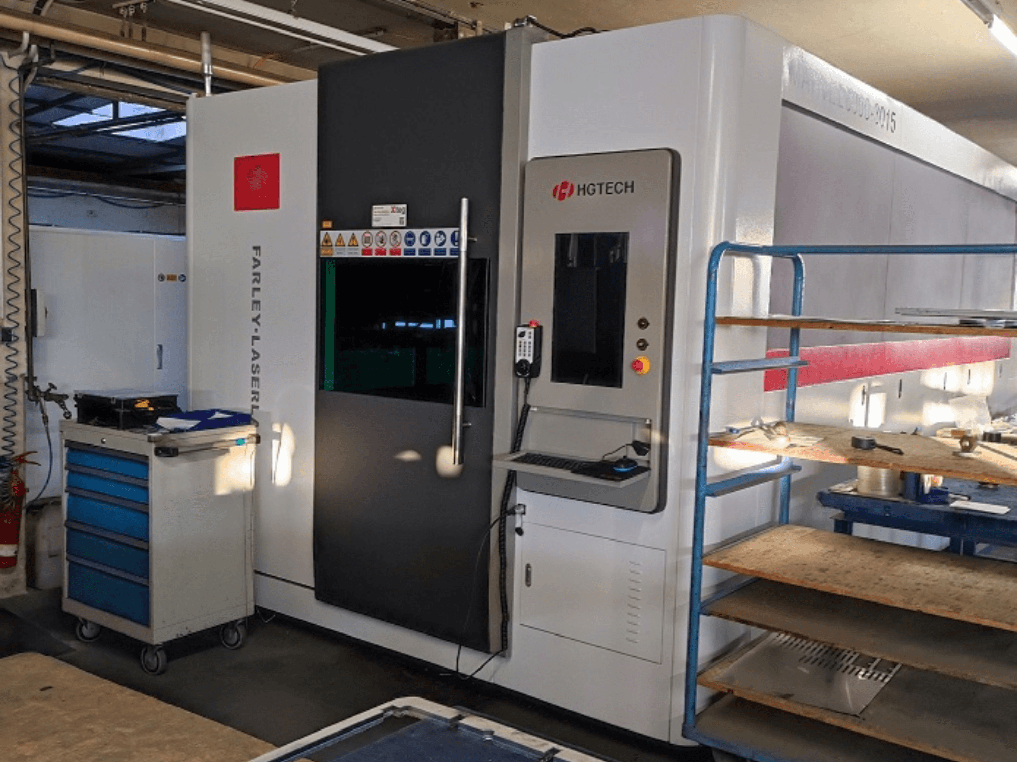 HGTECH Marvel 6000-3015 fiberlaserskärmaskin, frontvy med kontrollpanel och intilliggande förvaring.