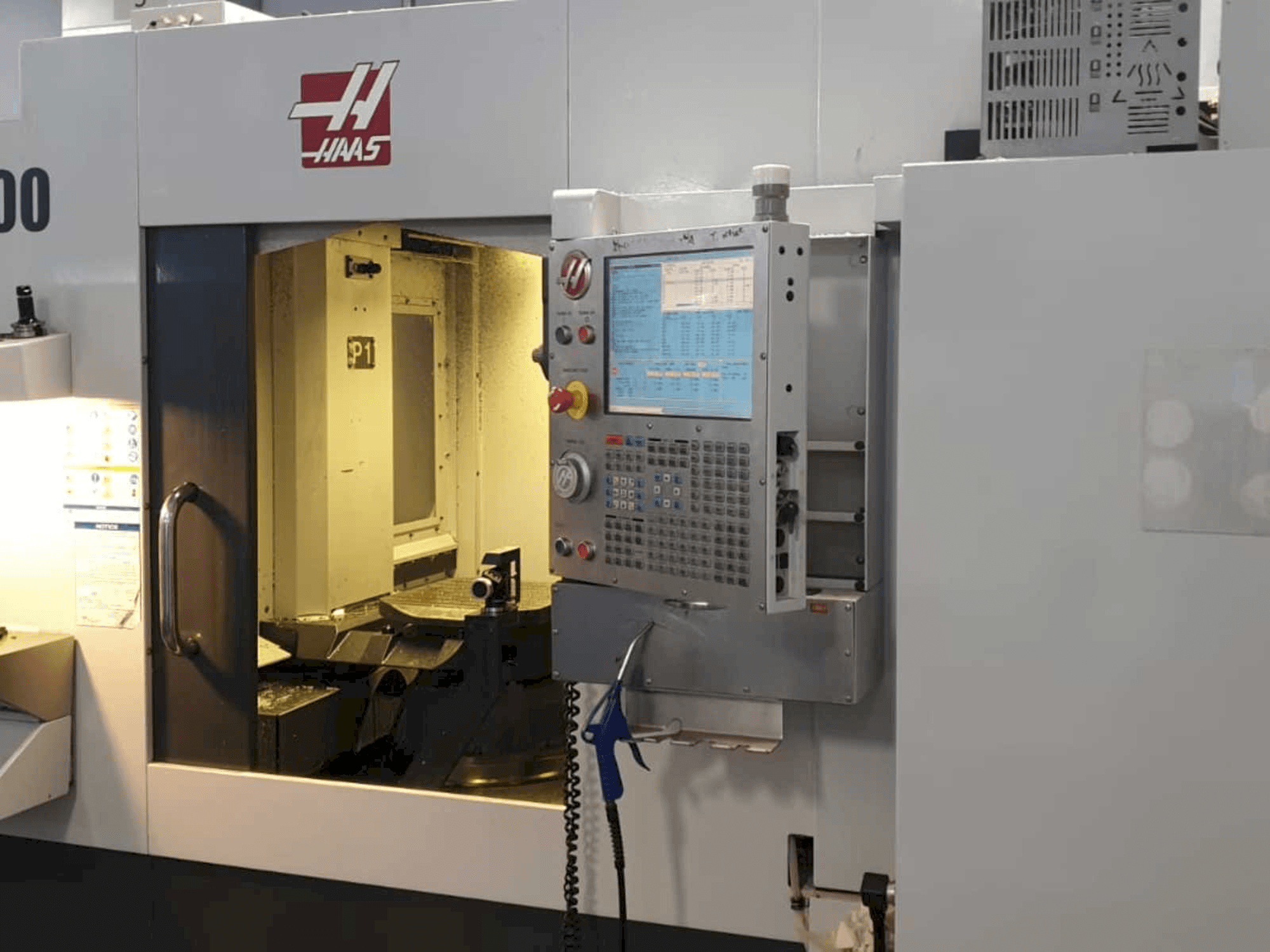 HAAS EC400-maskinen framifrån