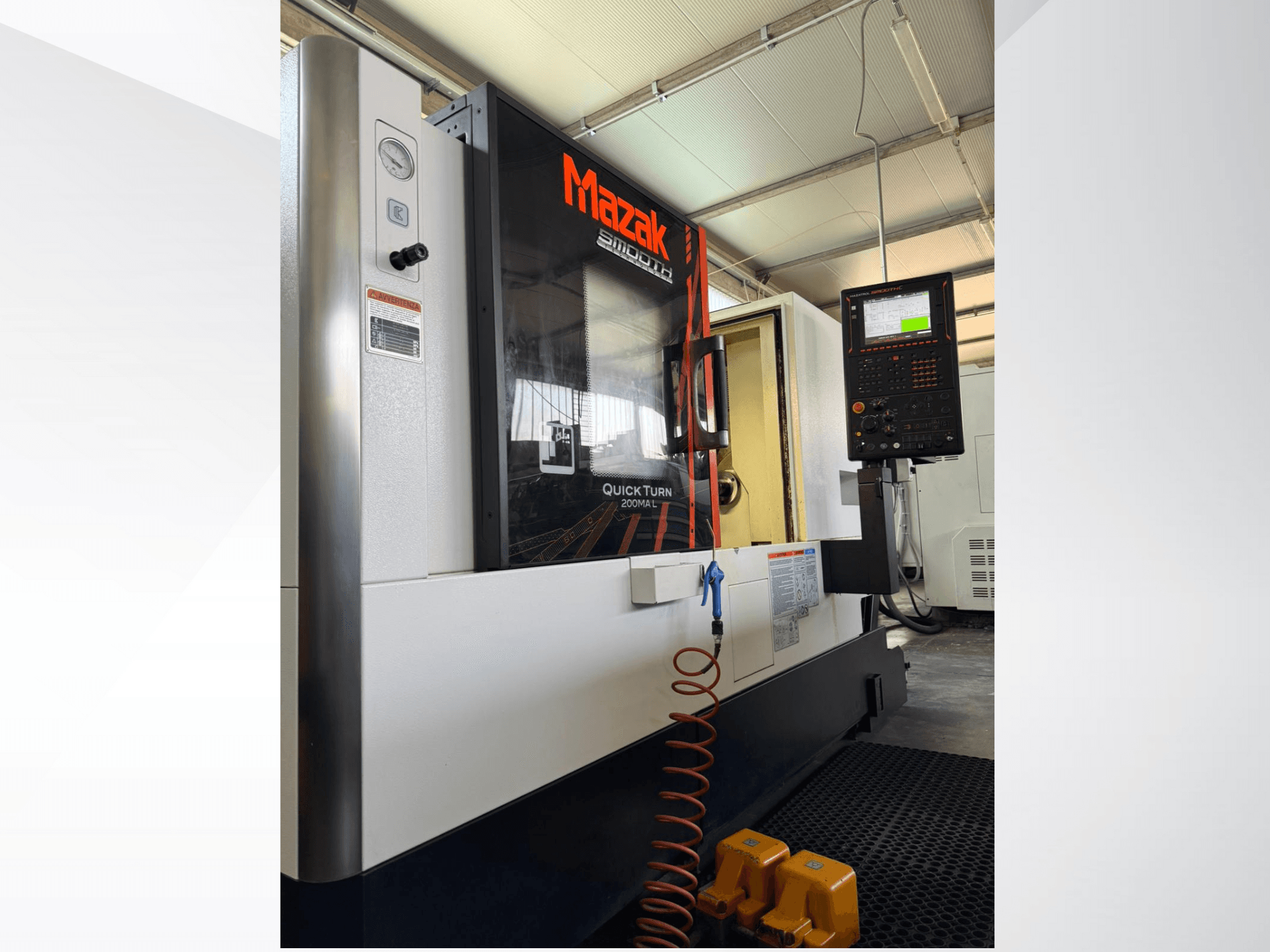 Mazak Quick Turn CNC-svarv i grått och svart, sidovy som visar kontrollpanel och tryckmätare. Idealisk för precisionsbearbetning.