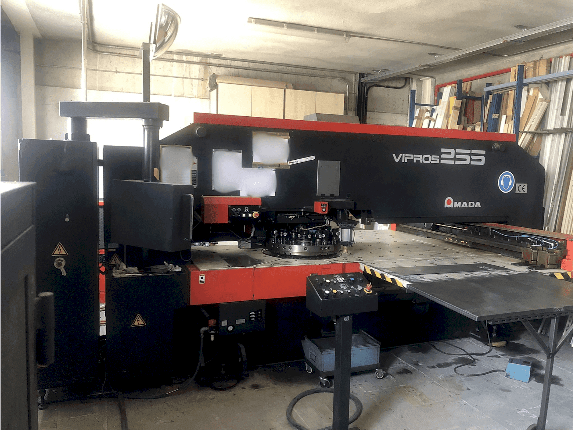 AMADA Vipros 255-maskinen framifrån