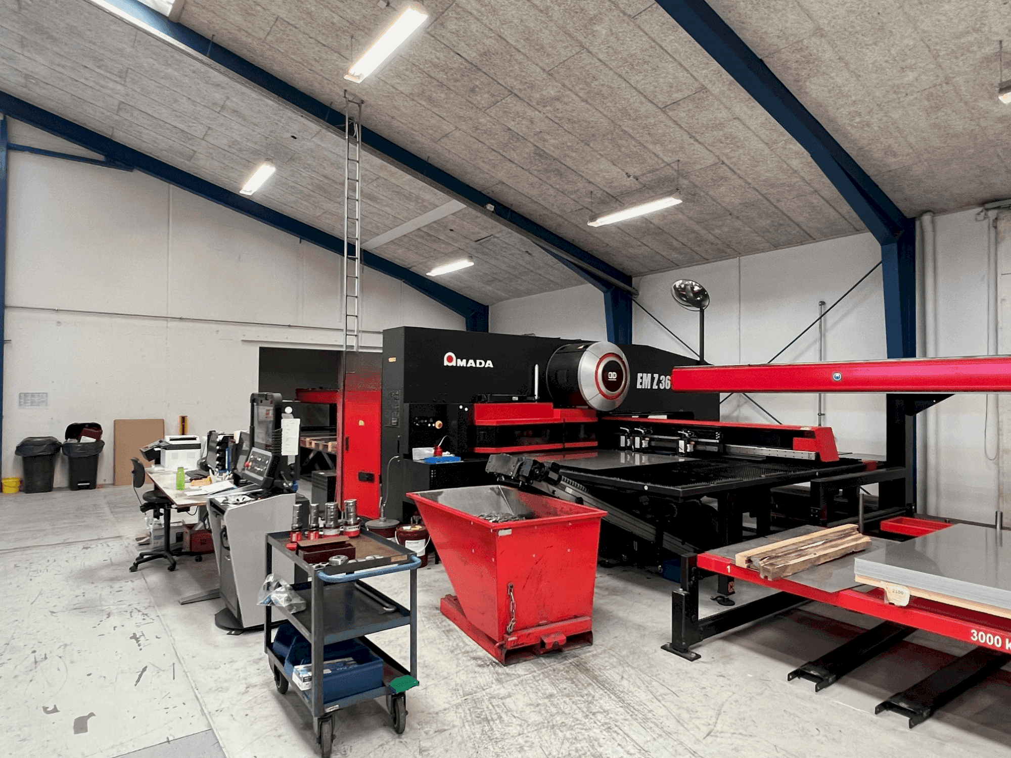 AMADA EMZ 3612 M2-maskinen framifrån
