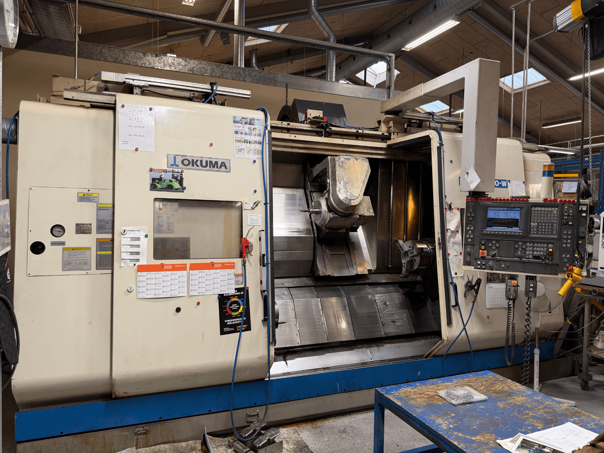 Okuma MacTurn350-W svarv- och fräscenter, framifrån sett med kontrollpanelen och fri tillgång till bearbetningsområdet.