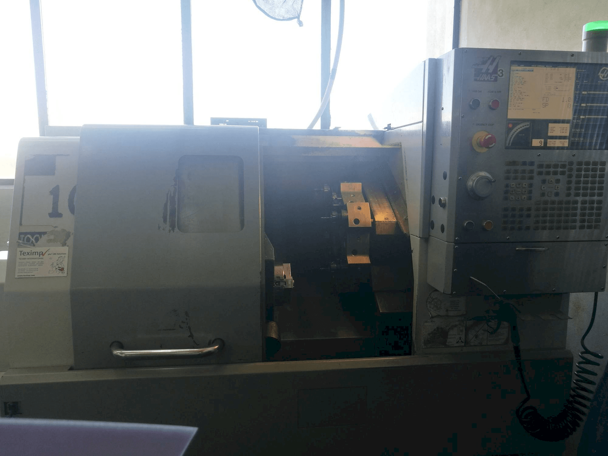 HAAS SL-10HE-maskinen framifrån