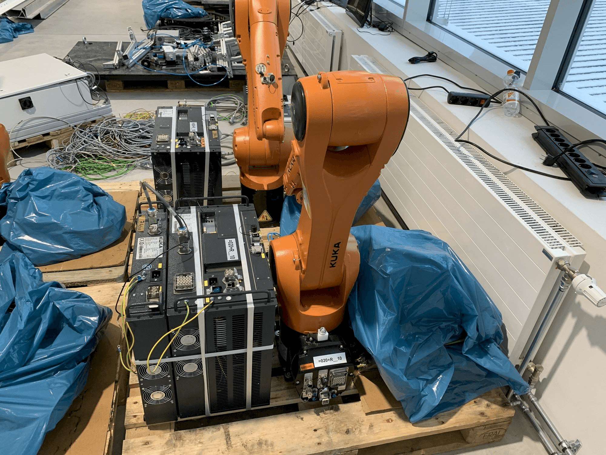 KUKA KR10 R1100-maskinen framifrån