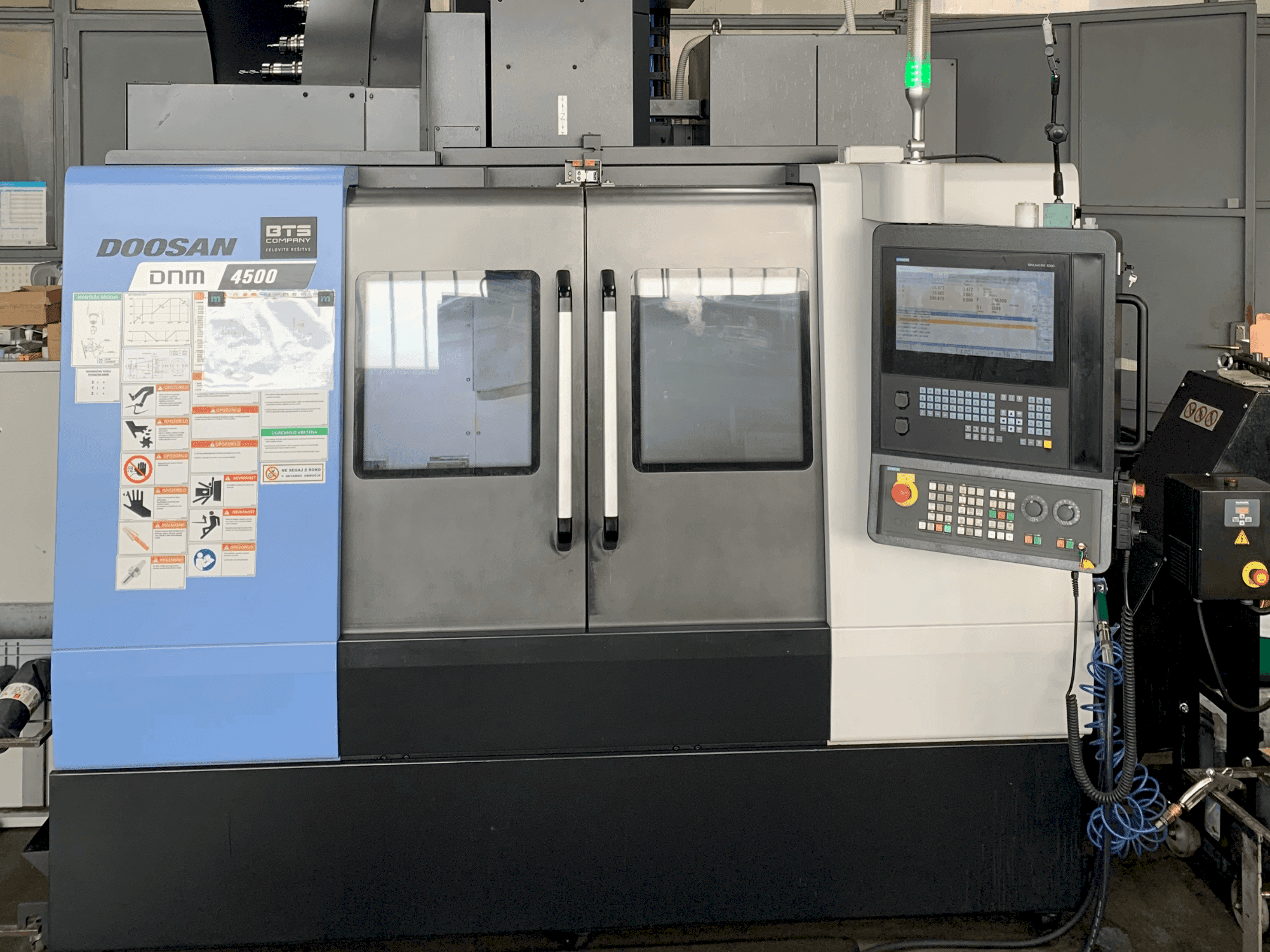 DOOSAN DNM 4500-maskinen framifrån