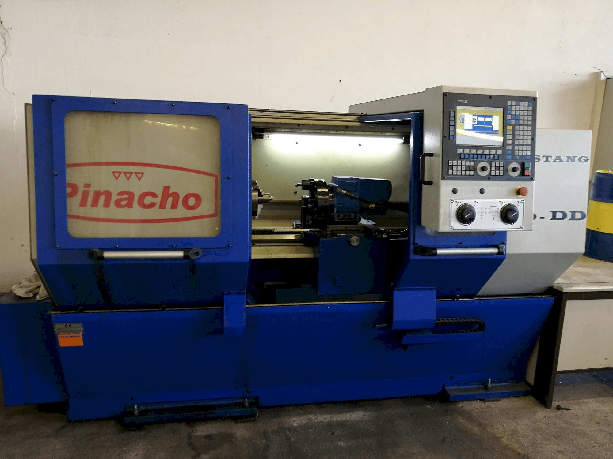 Pinacho Mustang 200-DD-maskinen framifrån