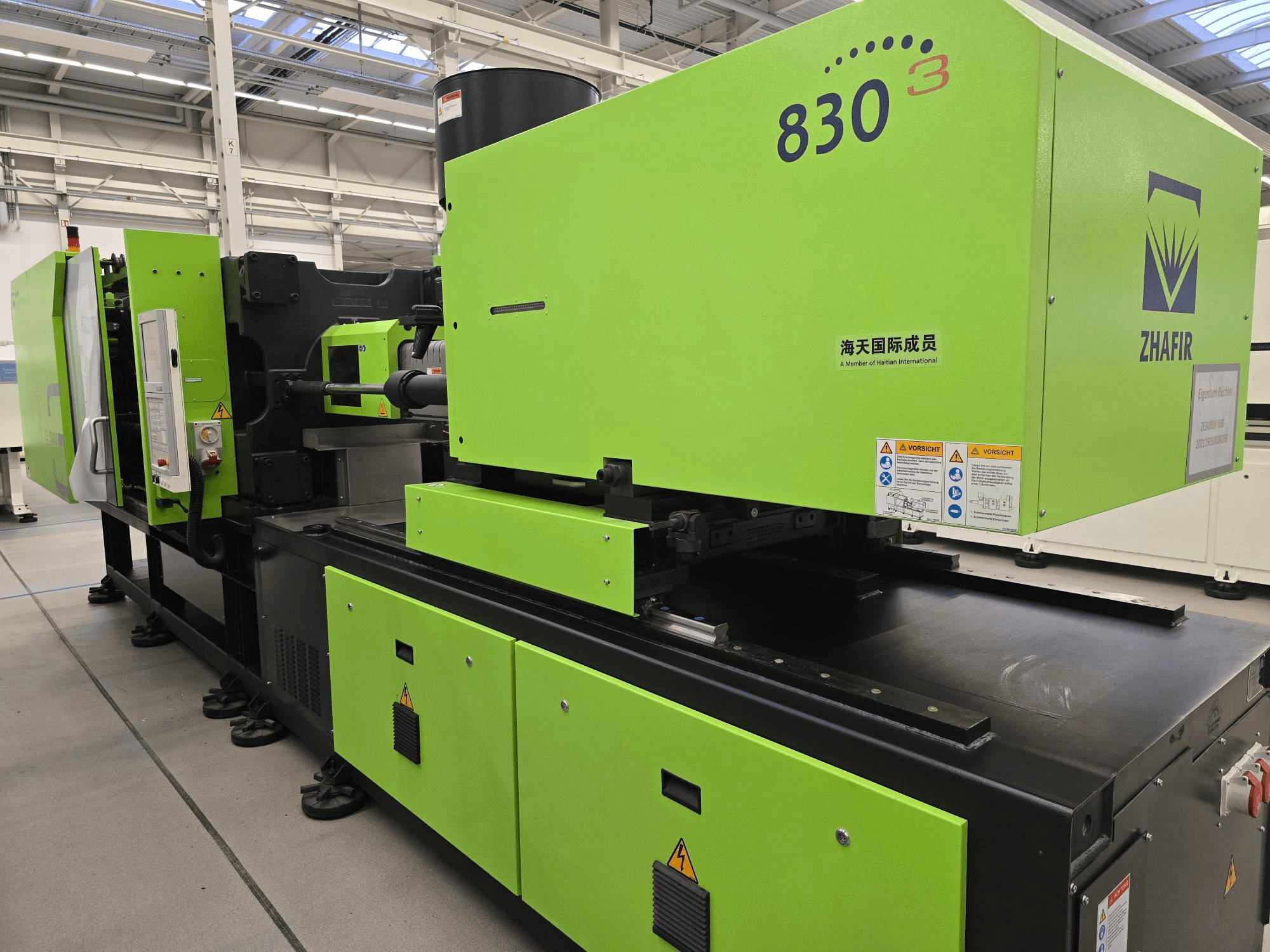 ZHAFIR ZERES III 3000/830/B5 elektrisk formsprutningsmaskin, sidovy, med ljusgrönt hölje och synlig kontrollpanel.