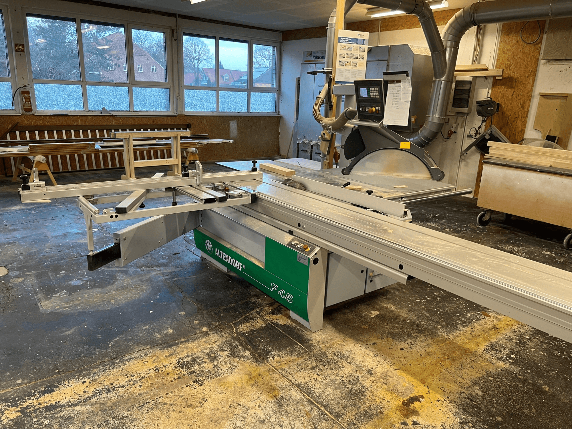 Altendorf F45 bordssåg i en verkstad, framifrån med justerbar arm och kontrollpanel, idealisk för precisionsskärning.