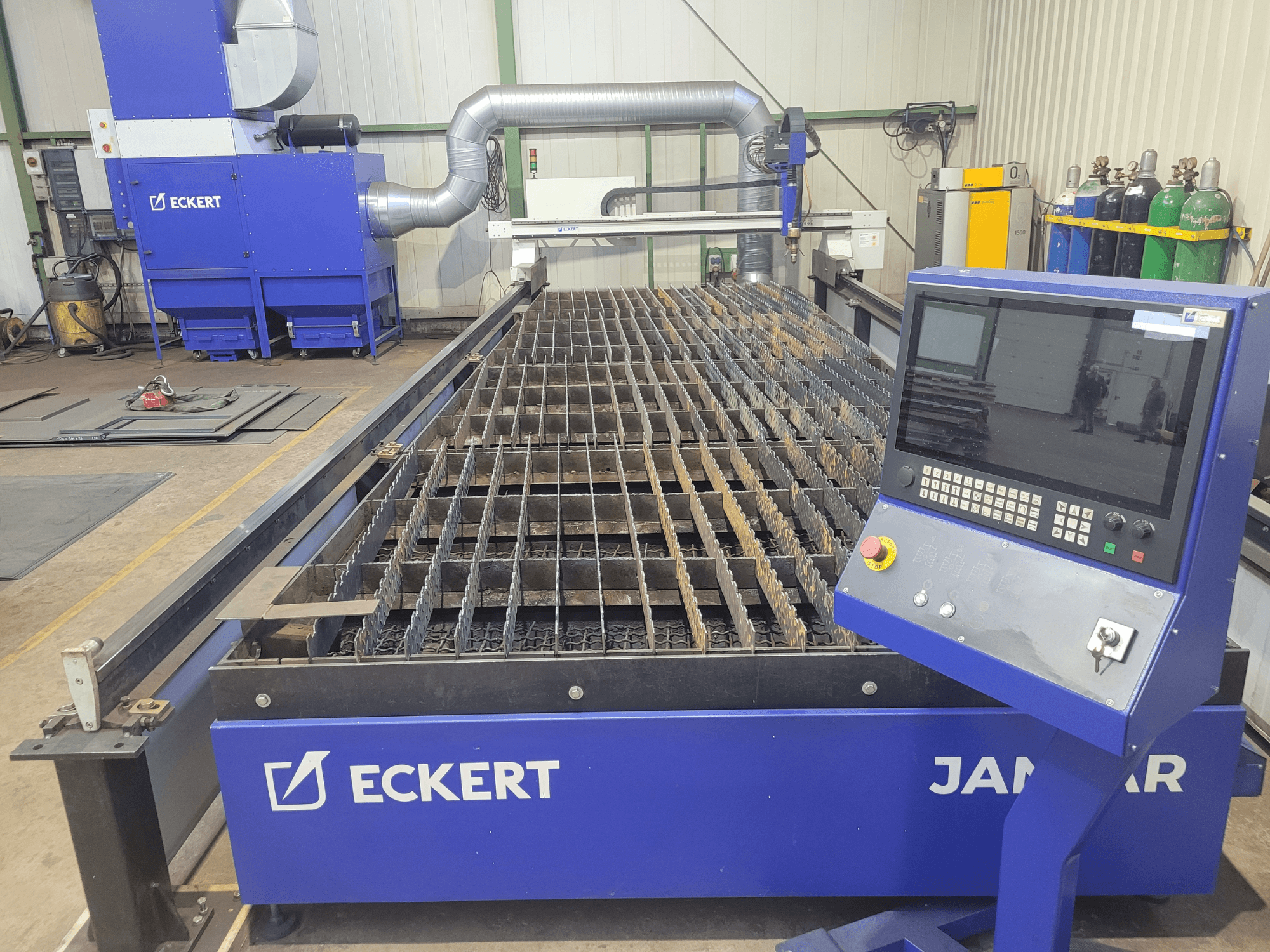 Plasmaskärmaskin ECKERT Jantar 2, framifrån med kontrollpanel och metallgaller för precisionsskärning.