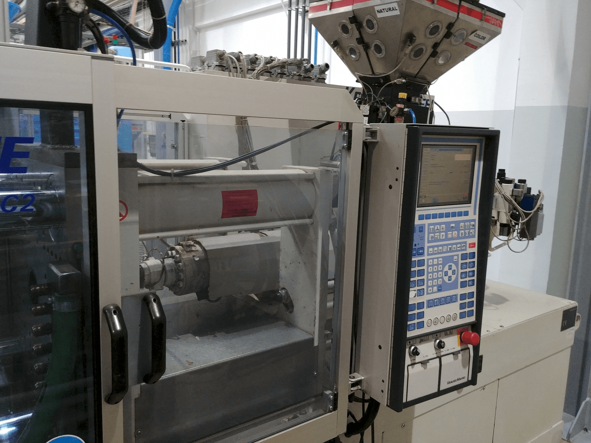 Krauss Maffei KM 80-220 C-maskinen sedd från vänster