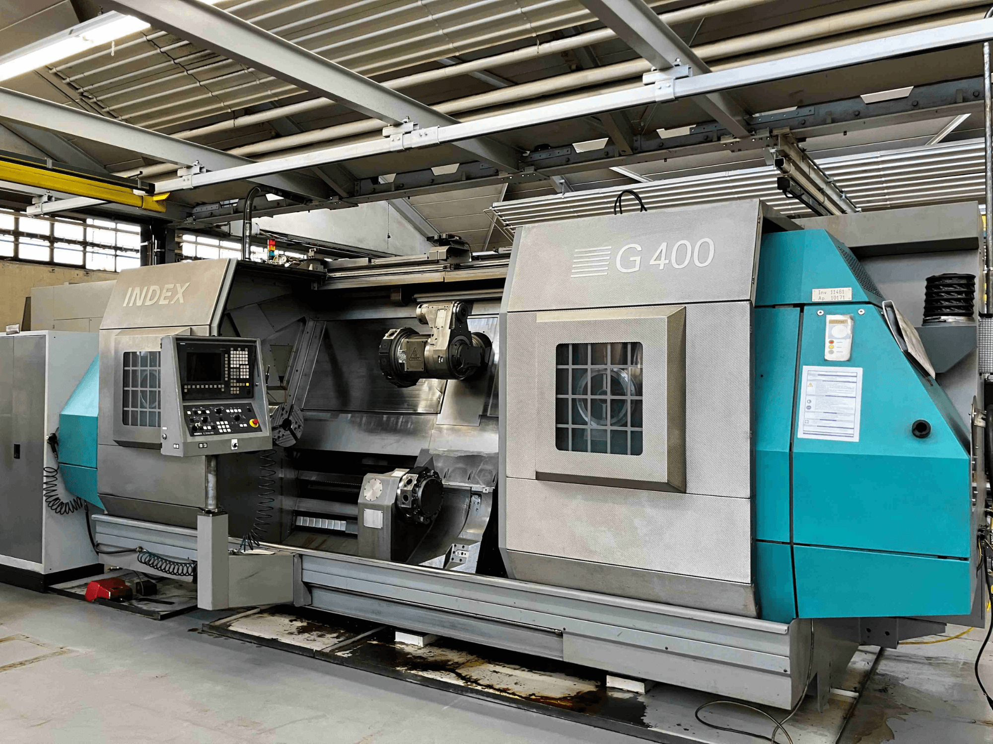 INDEX G400 CNC-svarv, framifrån, med kontrollpanel med numerisk display och dubbla spindlar för precisionsbearbetning.