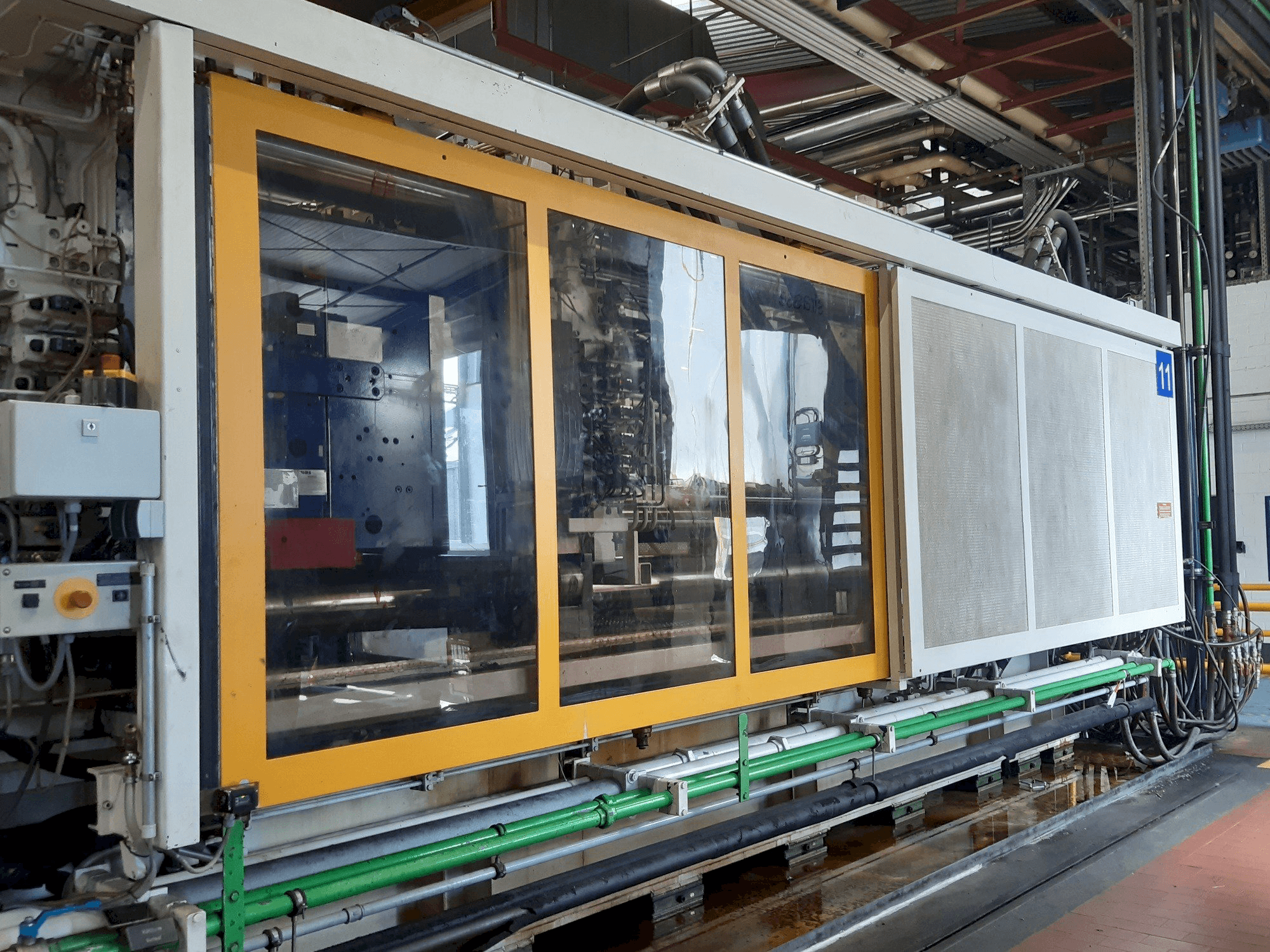 Krauss Maffei 1300-8000 M-maskinen framifrån