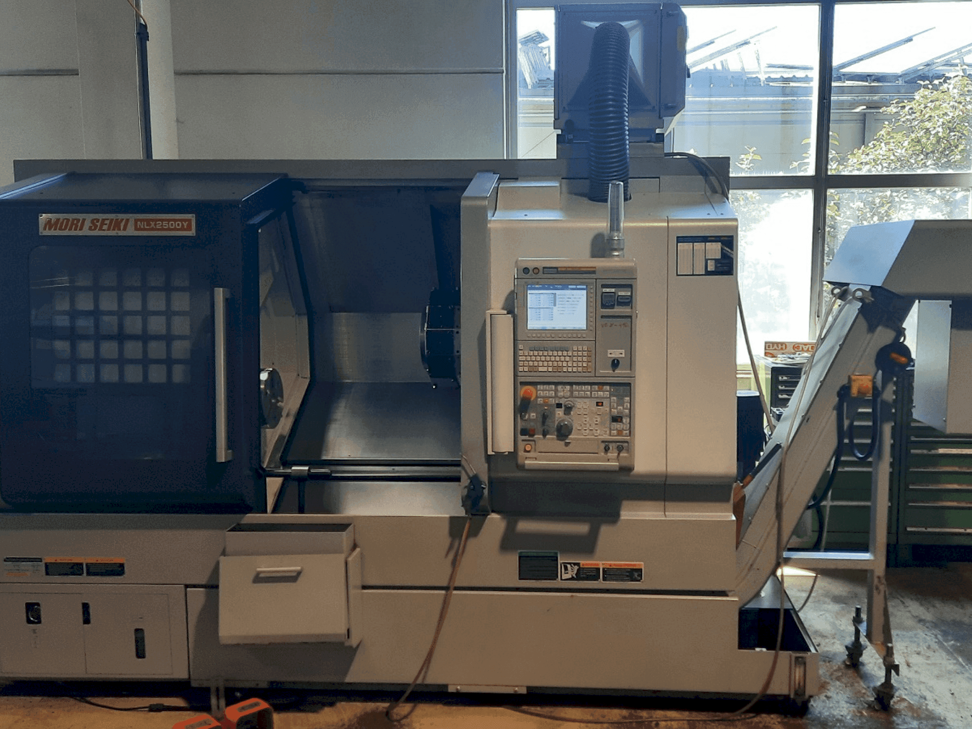DMG Mori Seiki NLX2500Y 700-maskinen framifrån