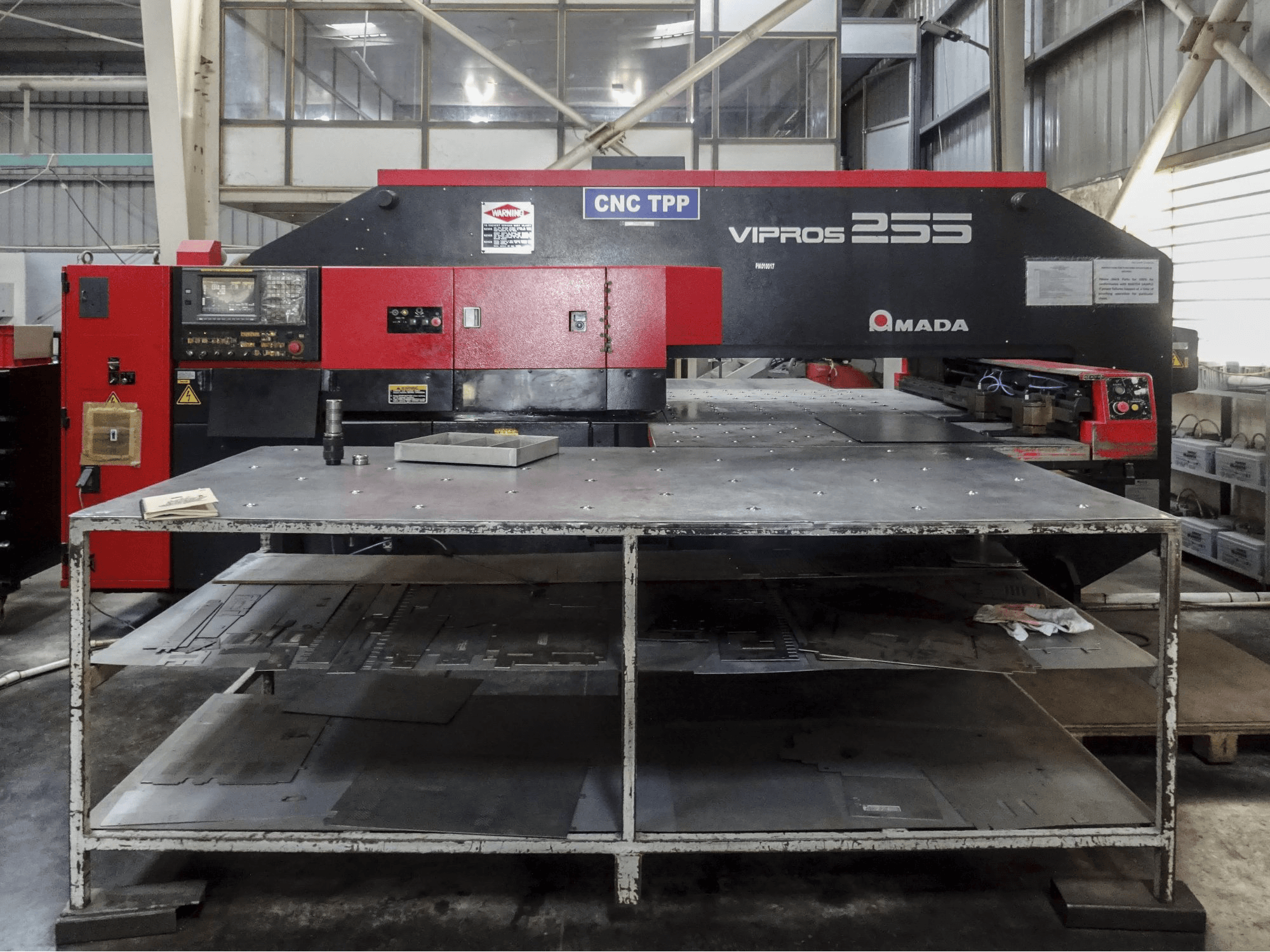 AMADA-maskinen framifrånVipros 255