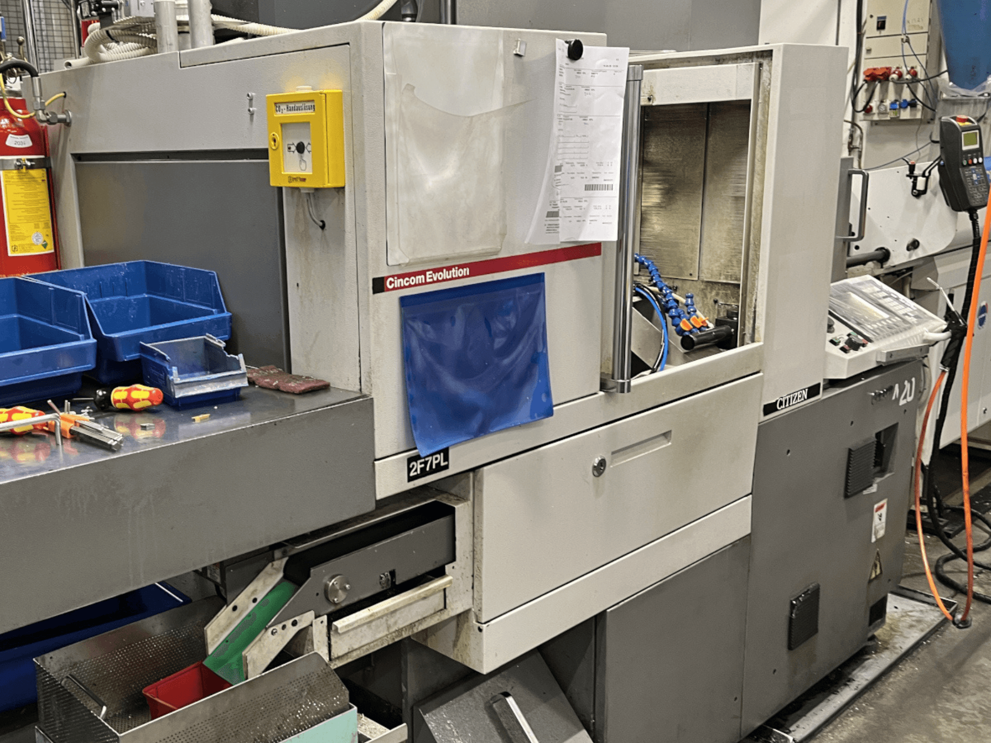 Cincom Evolution 2F7PL bearbetningscenter, framifrån; har reglage, verktygsfack och en detaljerad manöverpanel.