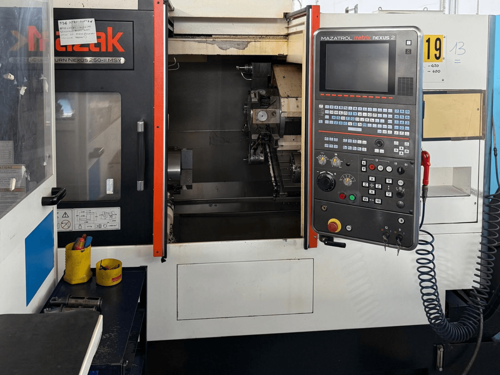 Mazak QTN 250 II MSY horisontell svarv, framifrån, med styrpanelen MAZATROL Matrix Nexus 2 och maskinens komponenter.