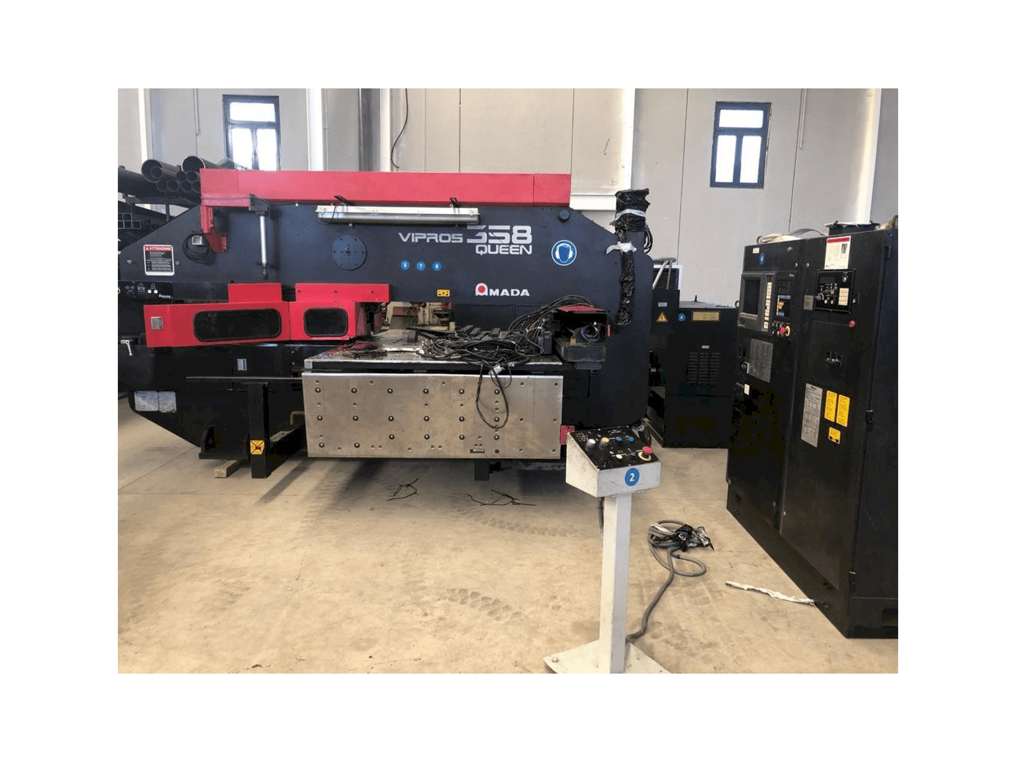 AMADA Vipros 358 Queen-maskinen framifrån