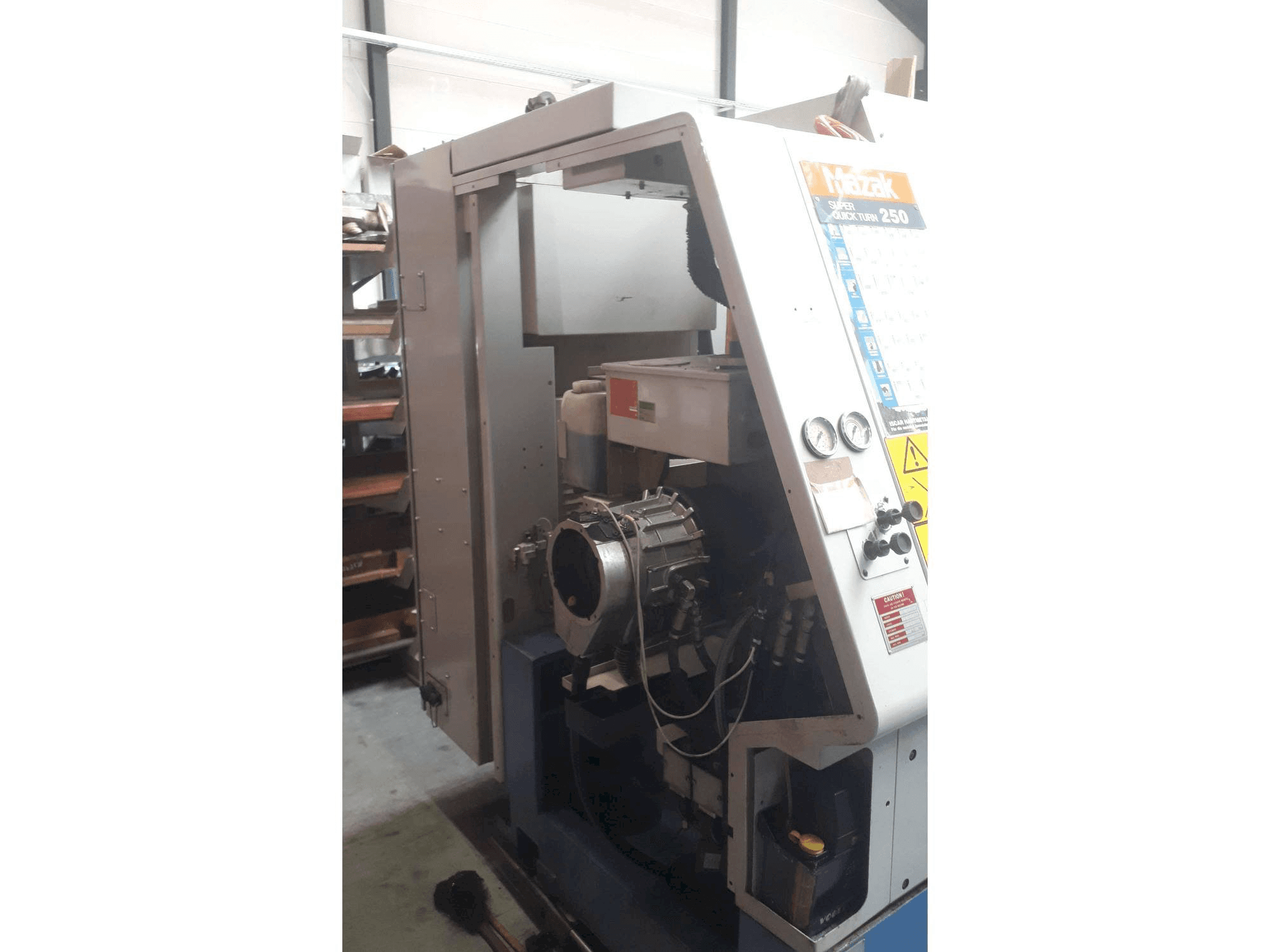 Mazak Super Quick Turn 250-maskinen sedd från vänster