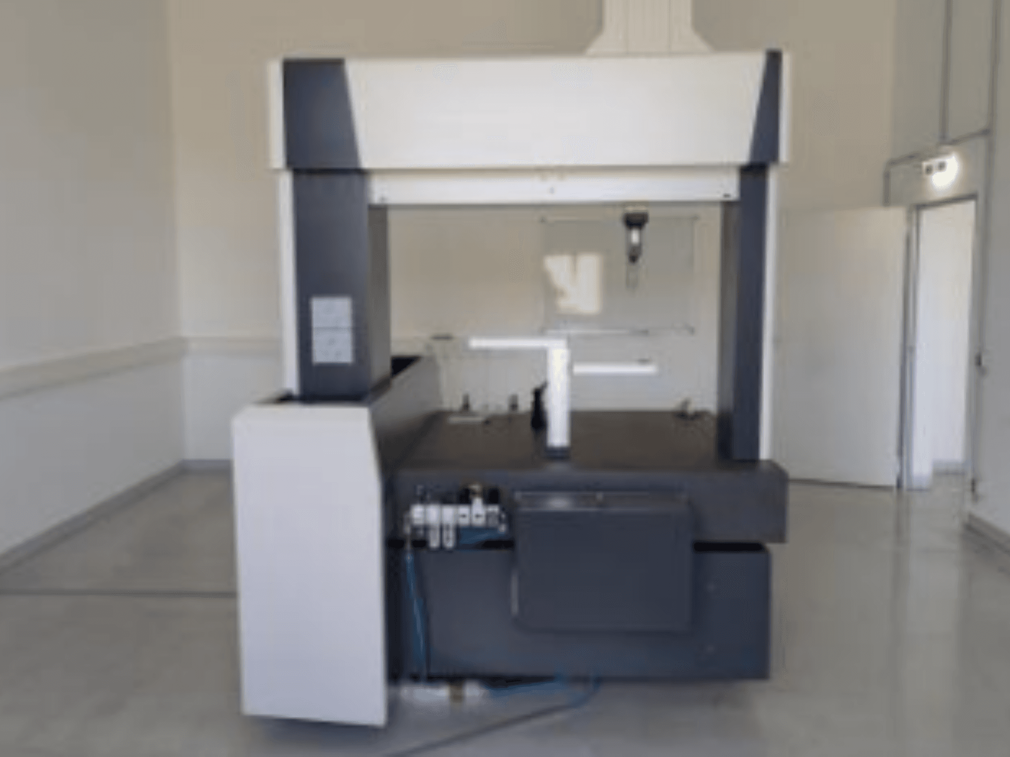 ZEISS Contura 9/12/8 RDS CMM sedd framifrån, med ett stort mätbord och en kontrollpanel på sidan.