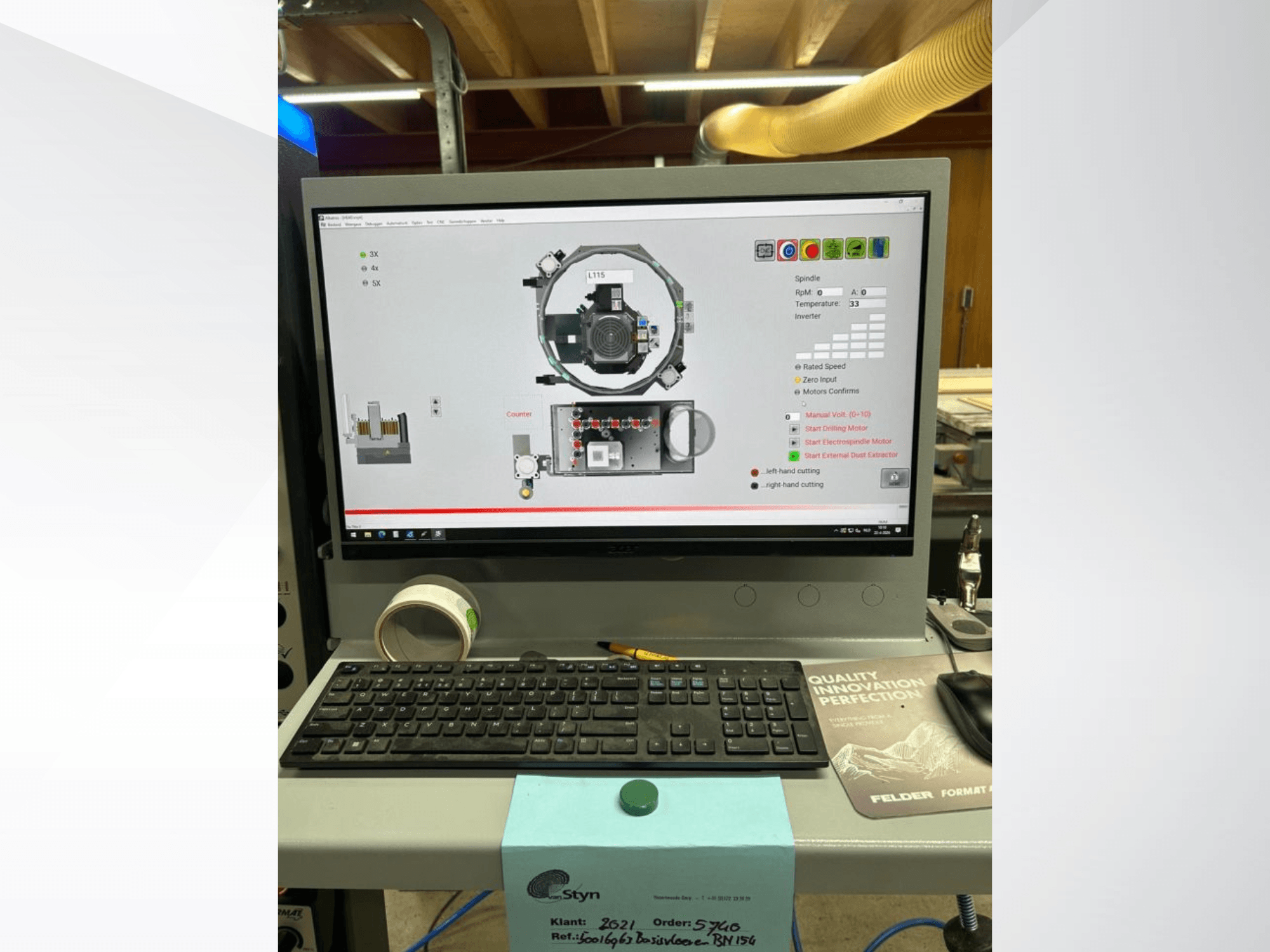 Frontvy av CNC-maskinens kontrollpanel FORMAT4 FELDER FORMAT 4 H100 med en datorskärm som visar driftsdetaljer.