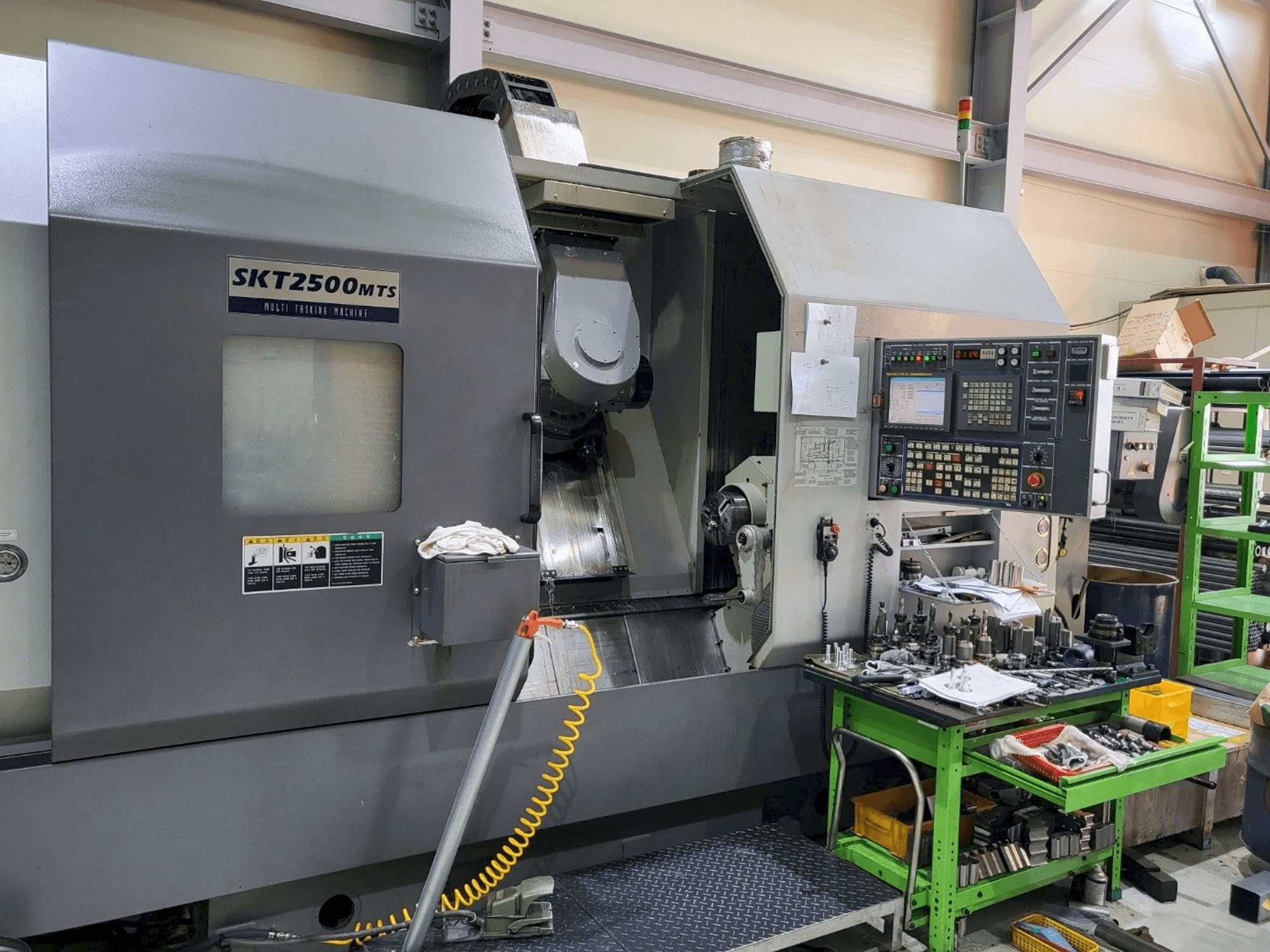 Hyundai Wia SKT2500MTS-maskinen framifrån