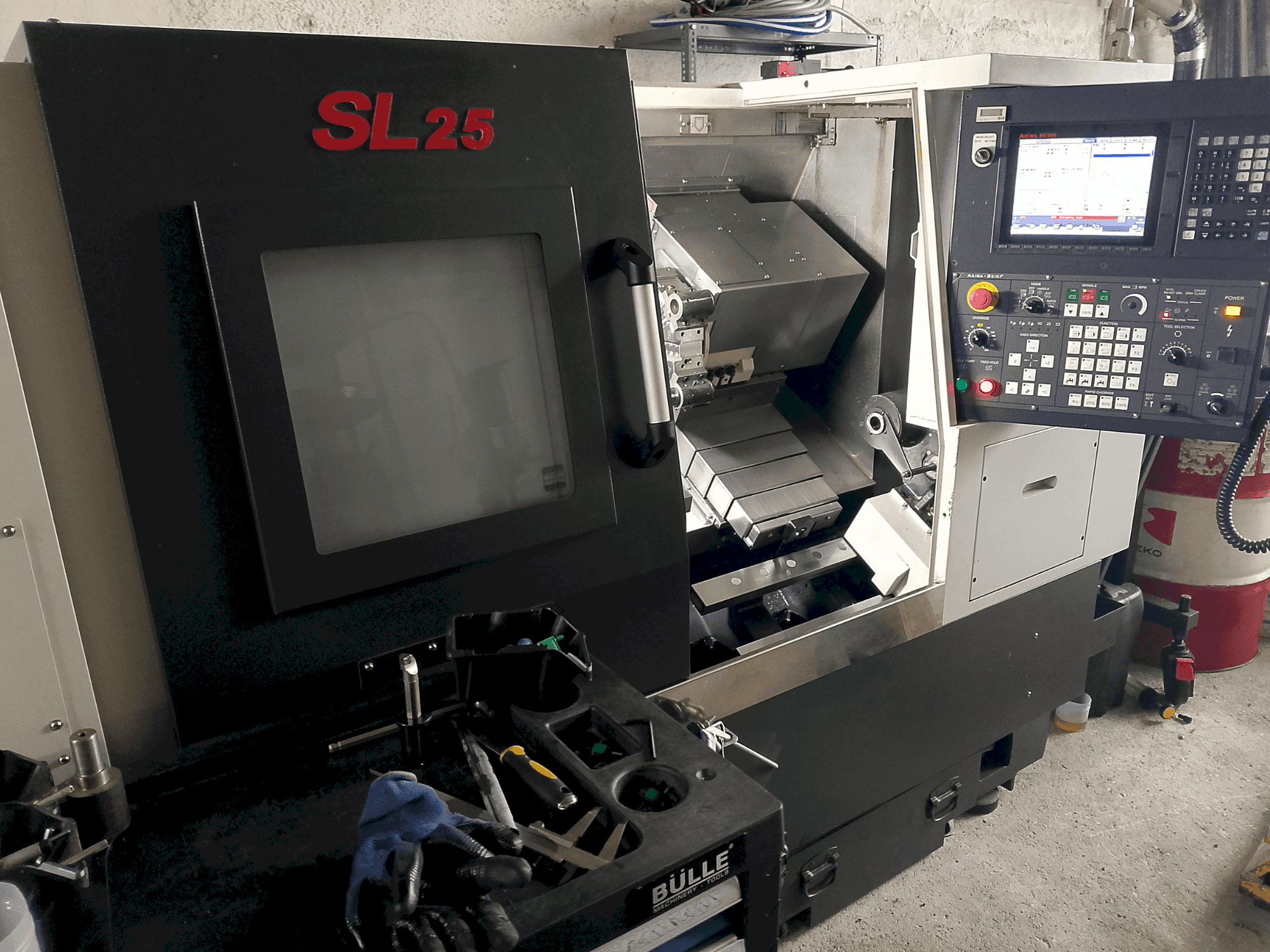 Akira Seiki SL 25-maskinen framifrån