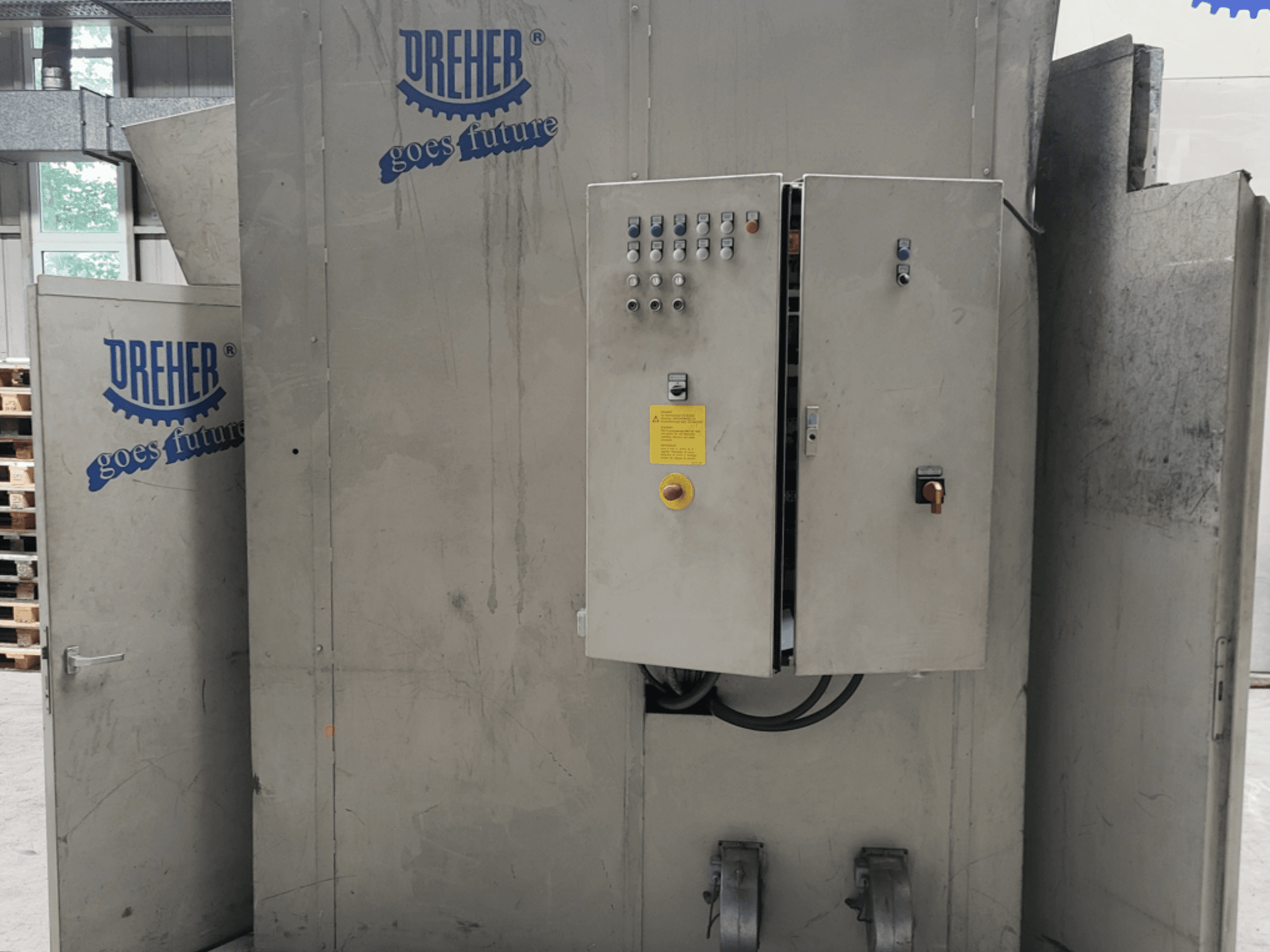Plastbearbetningsmaskin av typen DREHER S 42/65 GFS-15 GR, framifrån med kontrollpanel och logotyp, industriell miljö.