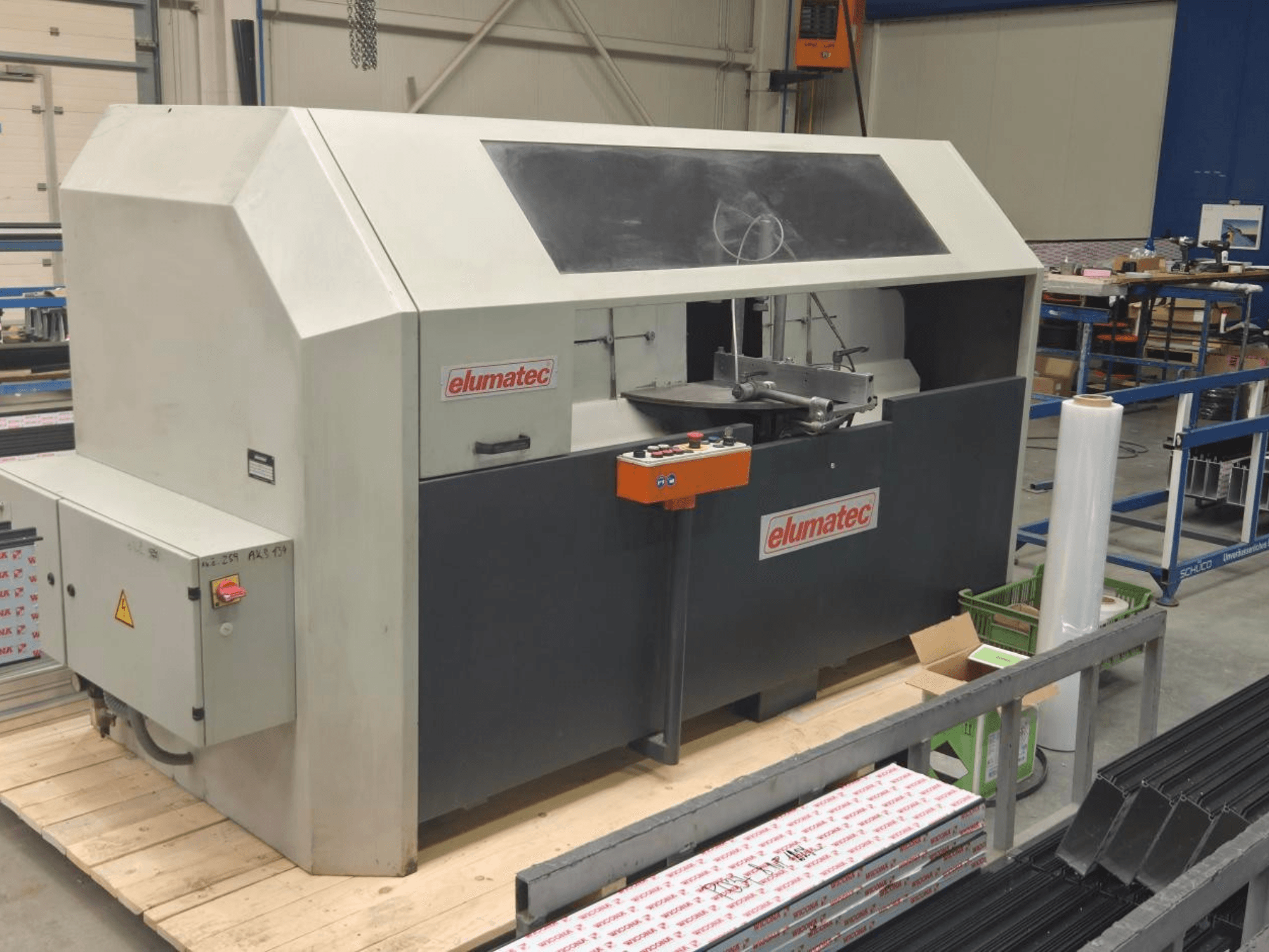 Elumatec AKS 134 metallcirkelsåg, vy framifrån, med kontrollpanel och skärområde på en träplattform.