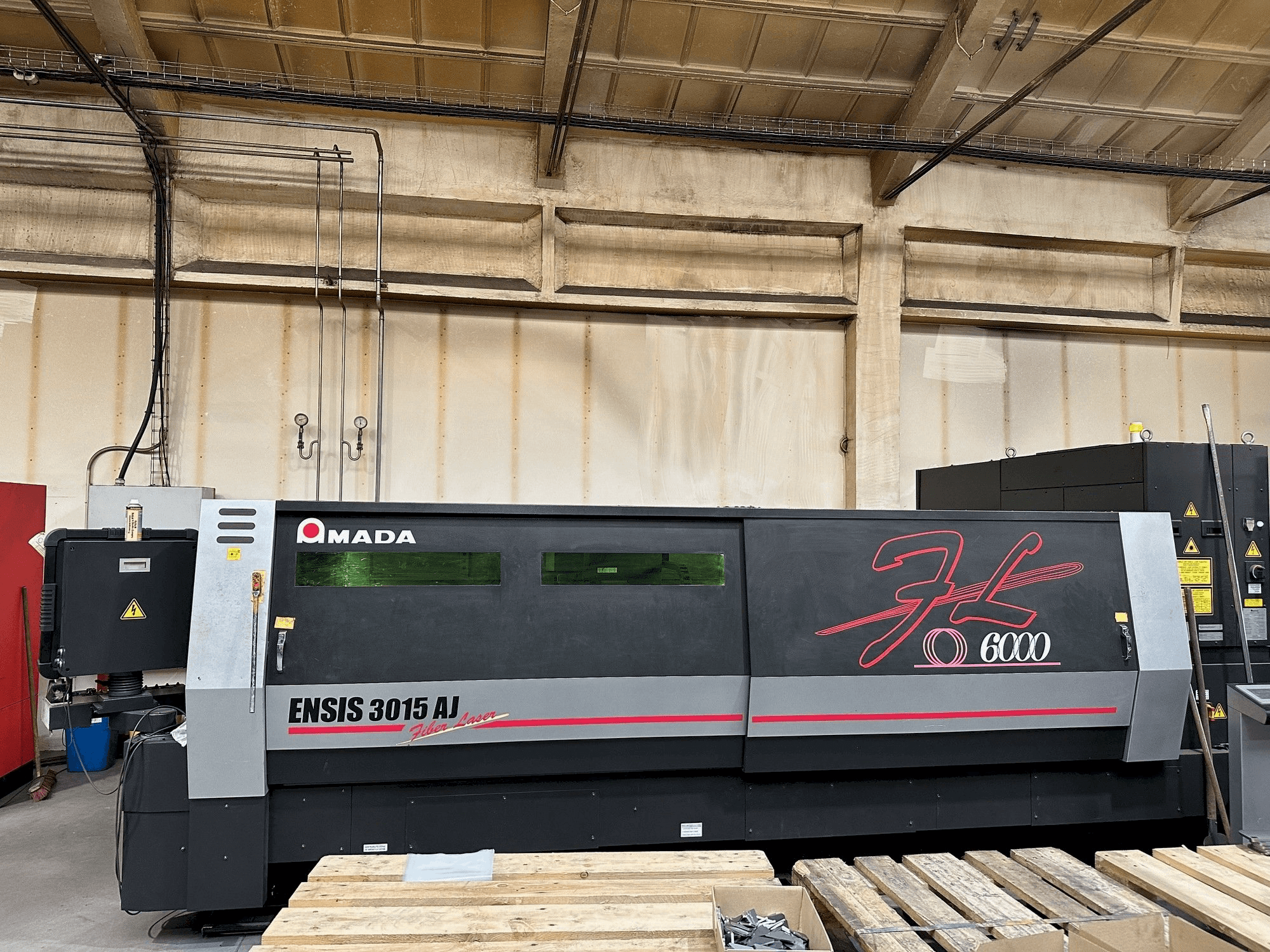 AMADA ENSIS-3015 AJ-maskinen framifrån