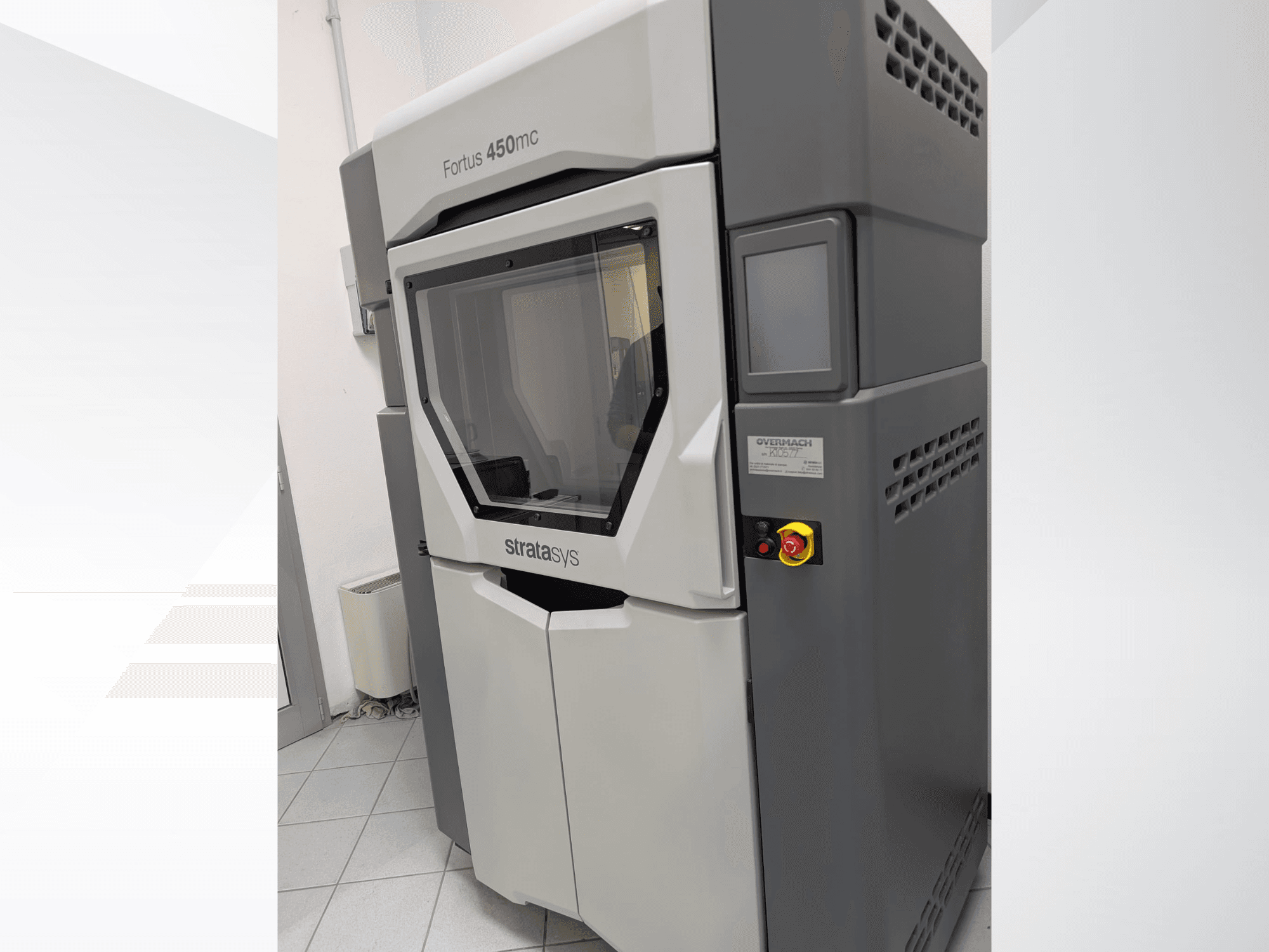 Fortus 450mc 3D-skrivare i plast i sidovy, med en tydlig frontpanel och kontrollknappar på sidan.