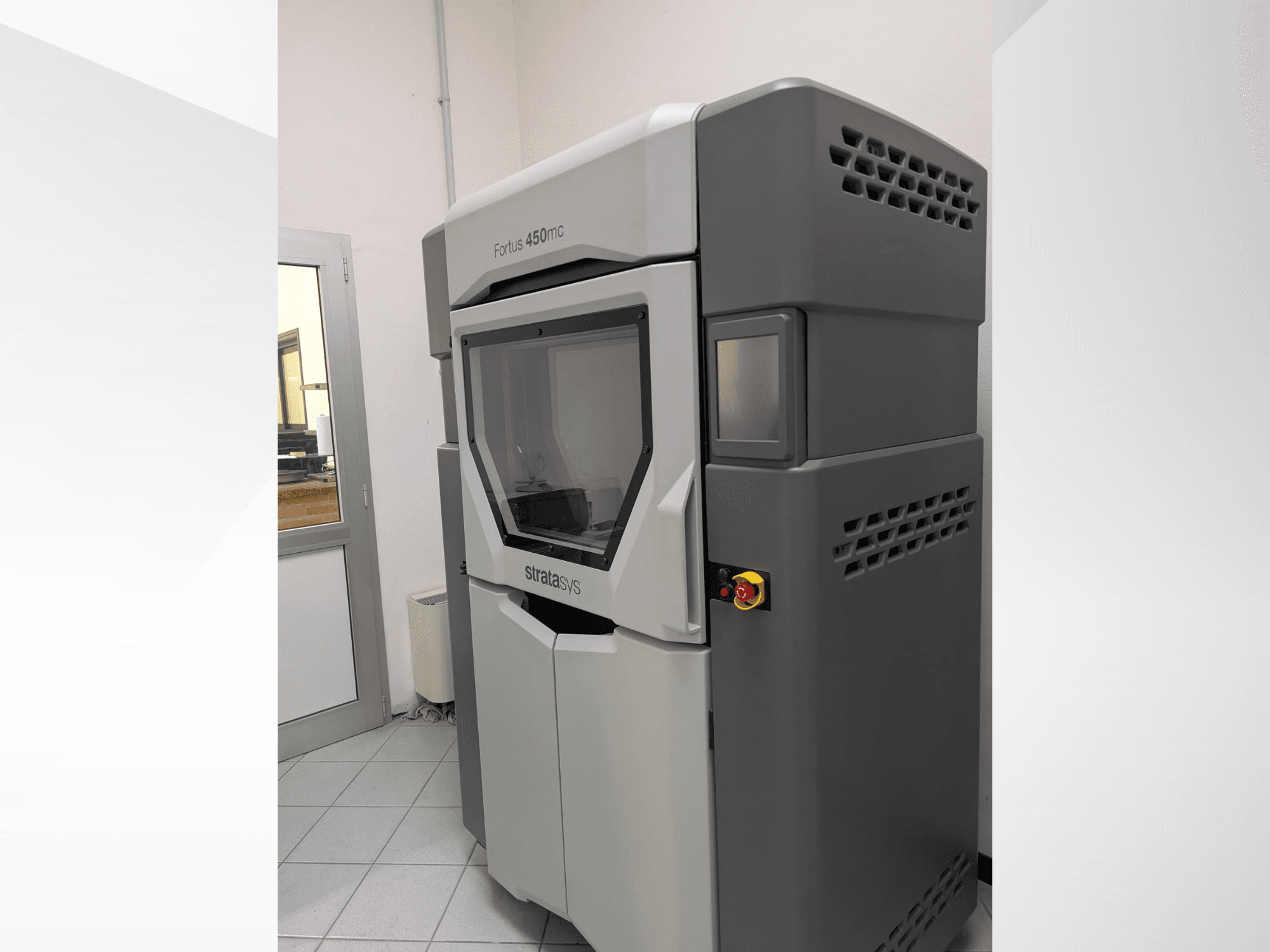 Stratasys FORTUS 450mc 3D-skrivare för plast i sidovy med elegant design och kontrollpanel.