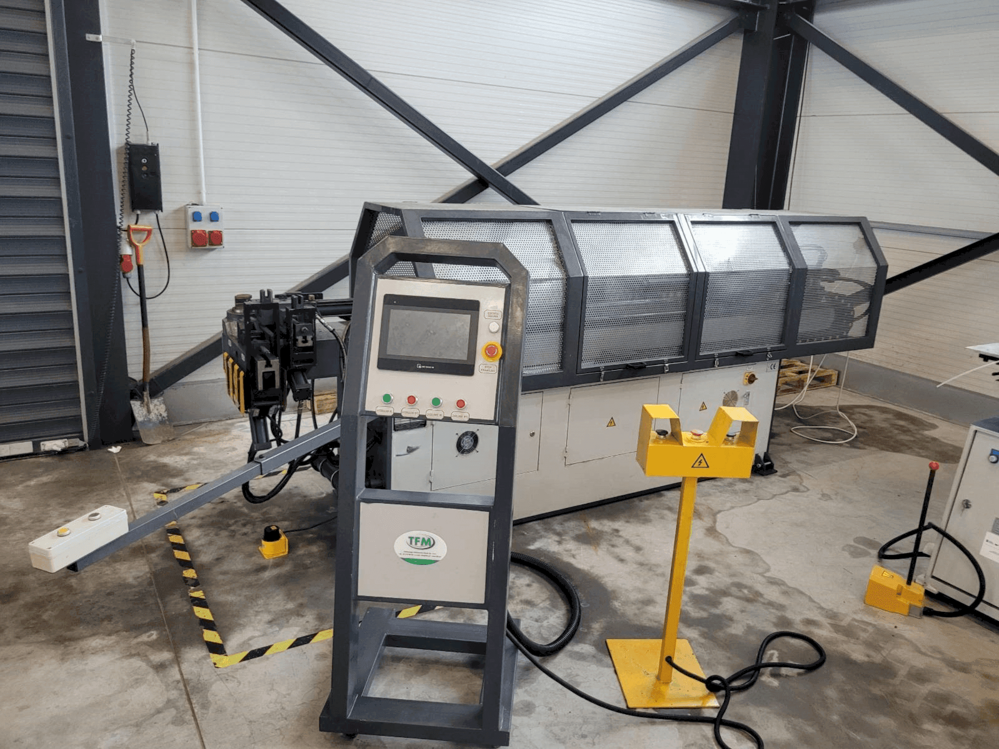 TFM GM-SB-38CNC- 2A1S-maskinen framifrån