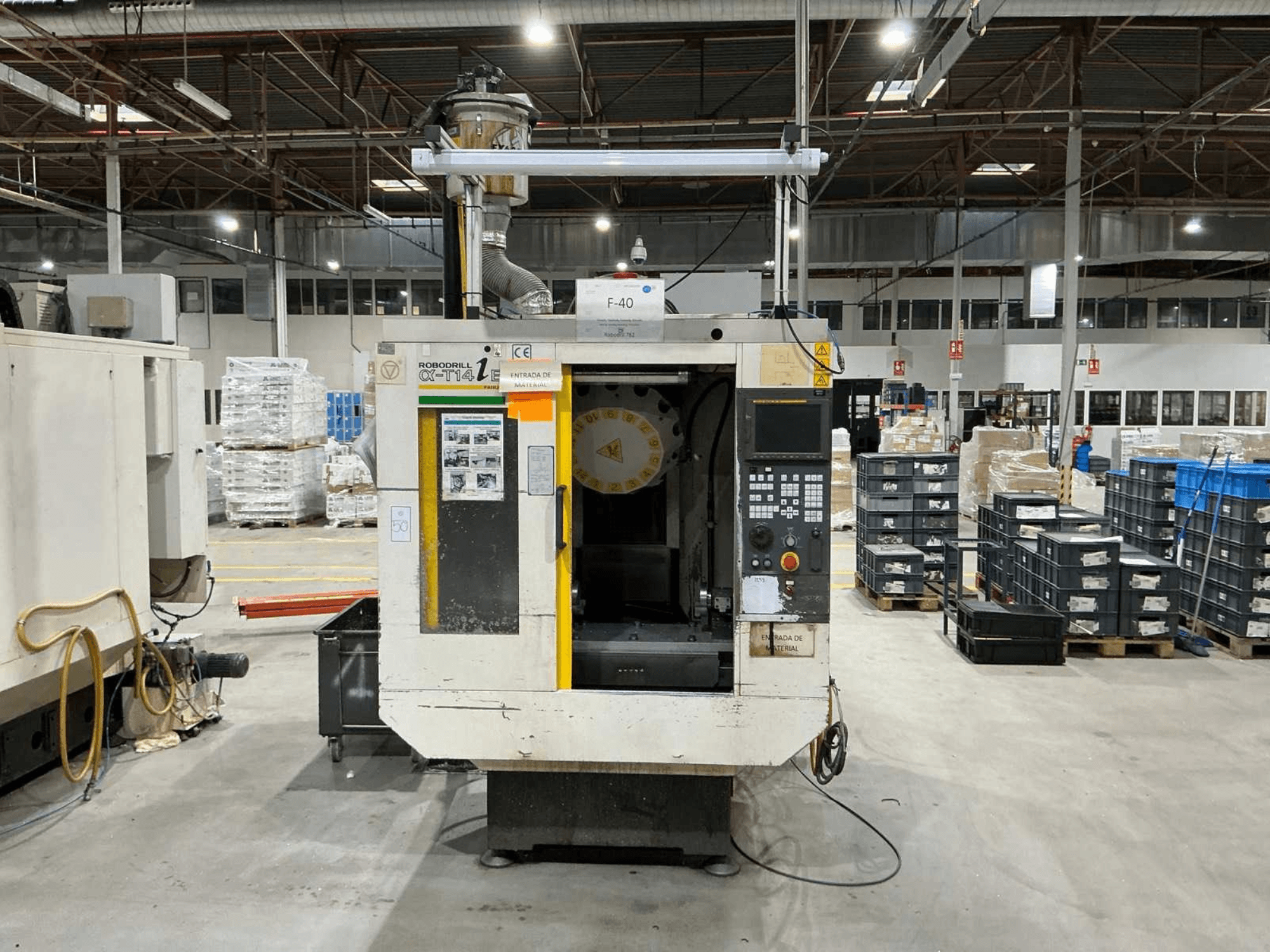 FANUC ROBODRILL α-T14iB vertikal fleroperationsmaskin i en fabrik, framifrån med kontrollpanel och verktygshållare.