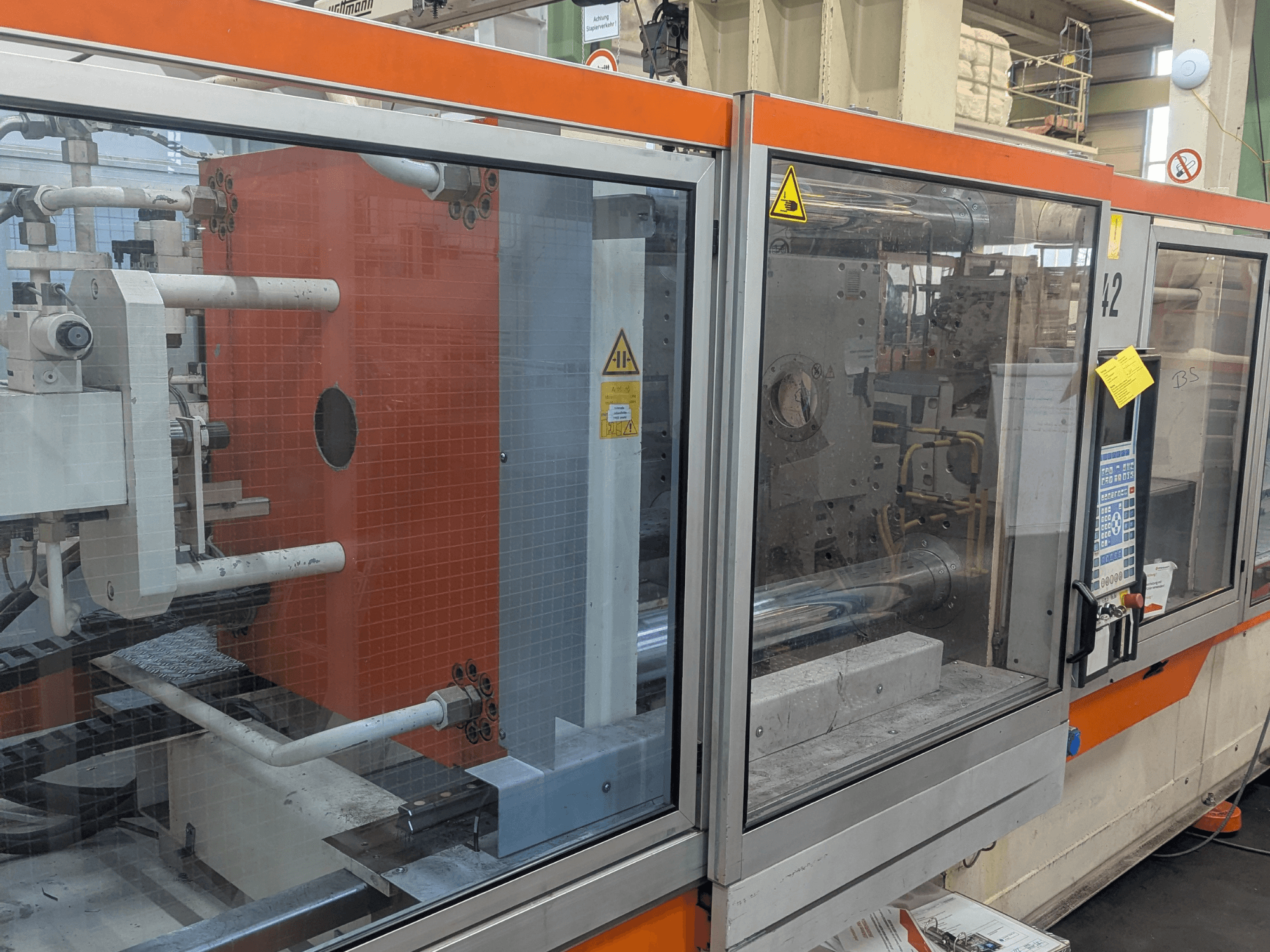 Frontvy av en DEMAG SYSTEC 80/420-310 hydraulisk formsprutningsmaskin med synlig kontrollpanel och maskinkomponenter.