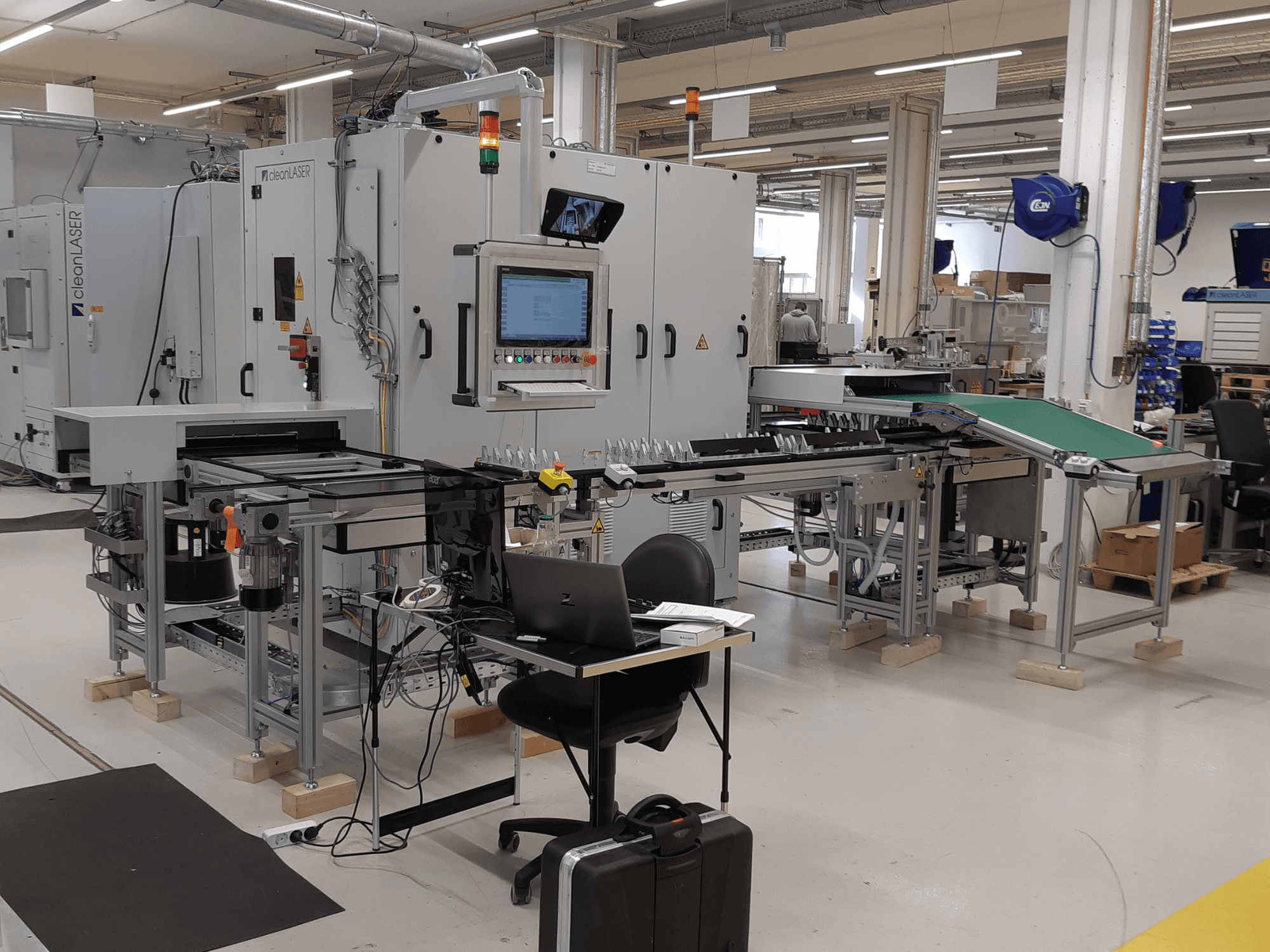 CLEAN LASER clean CELL 3220 CL600 verktygsmaskin, framifrån, med kontrollpanel, transportband och arbetsyta synliga i en verkstadsmiljö.