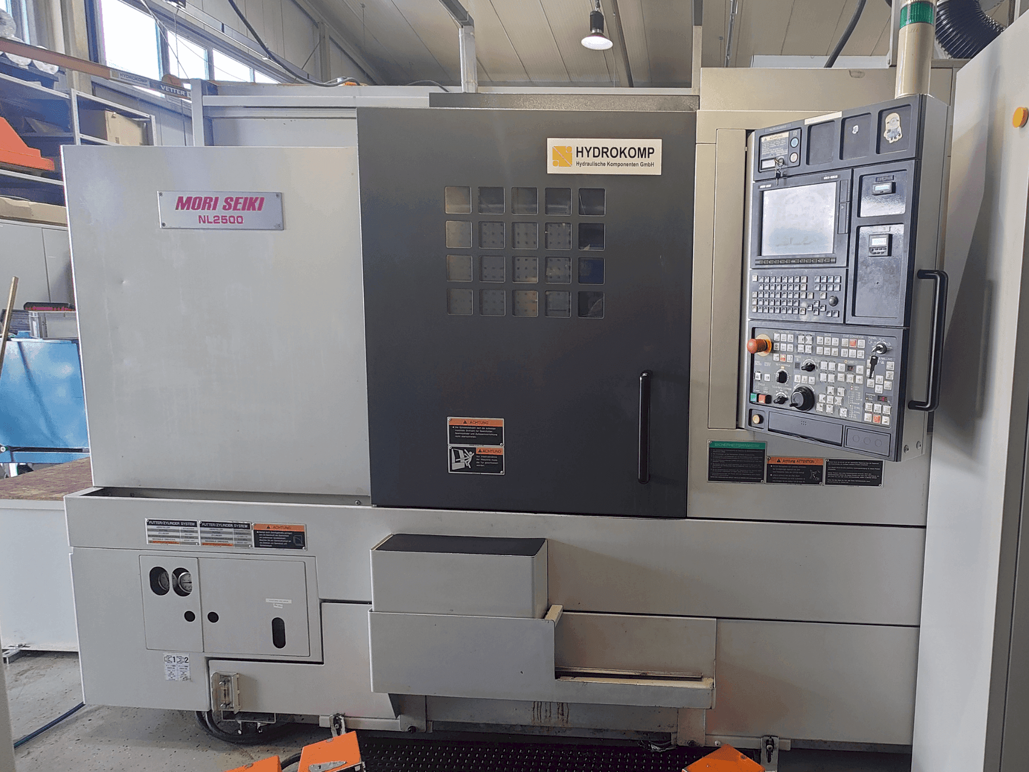 DMG Mori Seiki NL2500SY/700-maskinen framifrån
