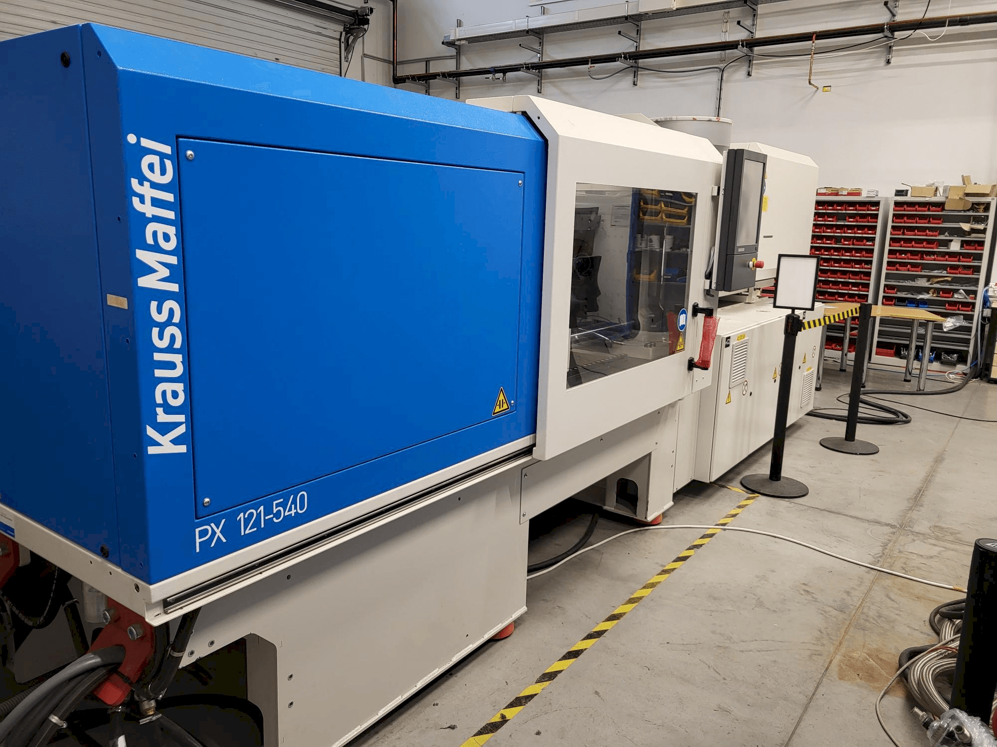 Krauss Maffei PX 121-540-maskinen sedd från vänster sida