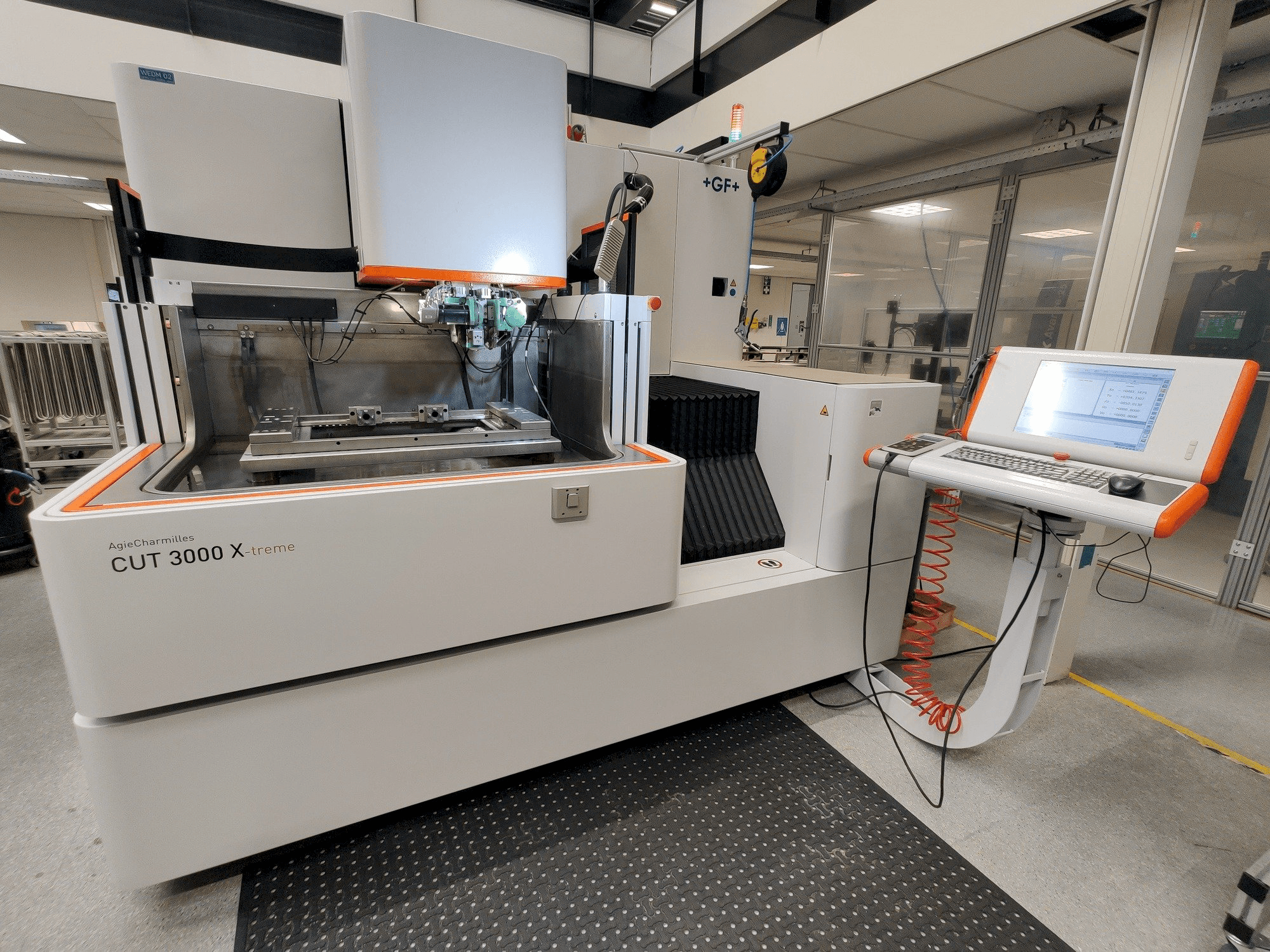 GF AgieCharmilles CUT 3000 X-maskinen framifrån