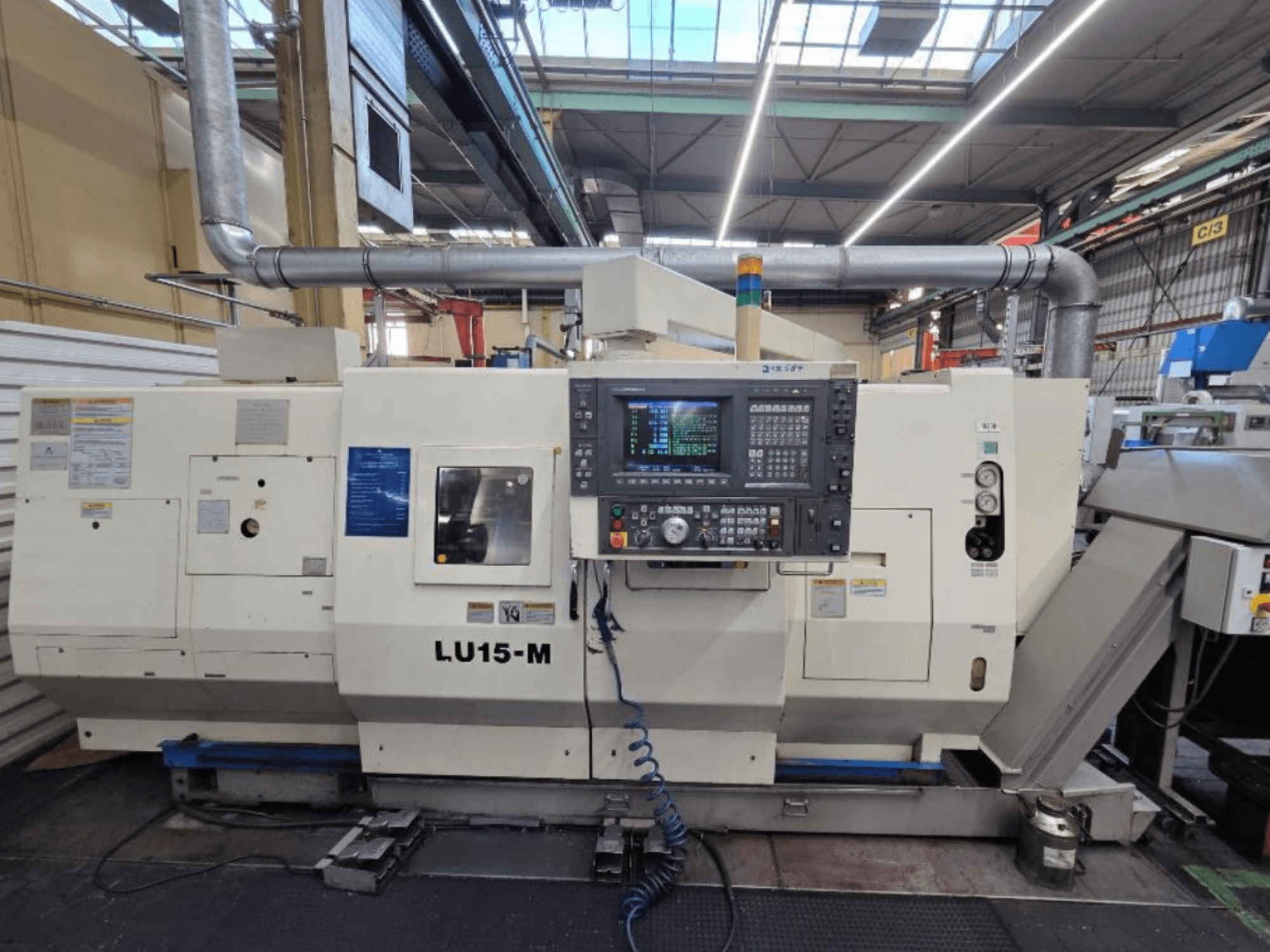 Okuma LU15 M-2SC 1000 horisontell svarv, framifrån visar kontrollpanelen och maskinens funktioner i en verkstadsmiljö.